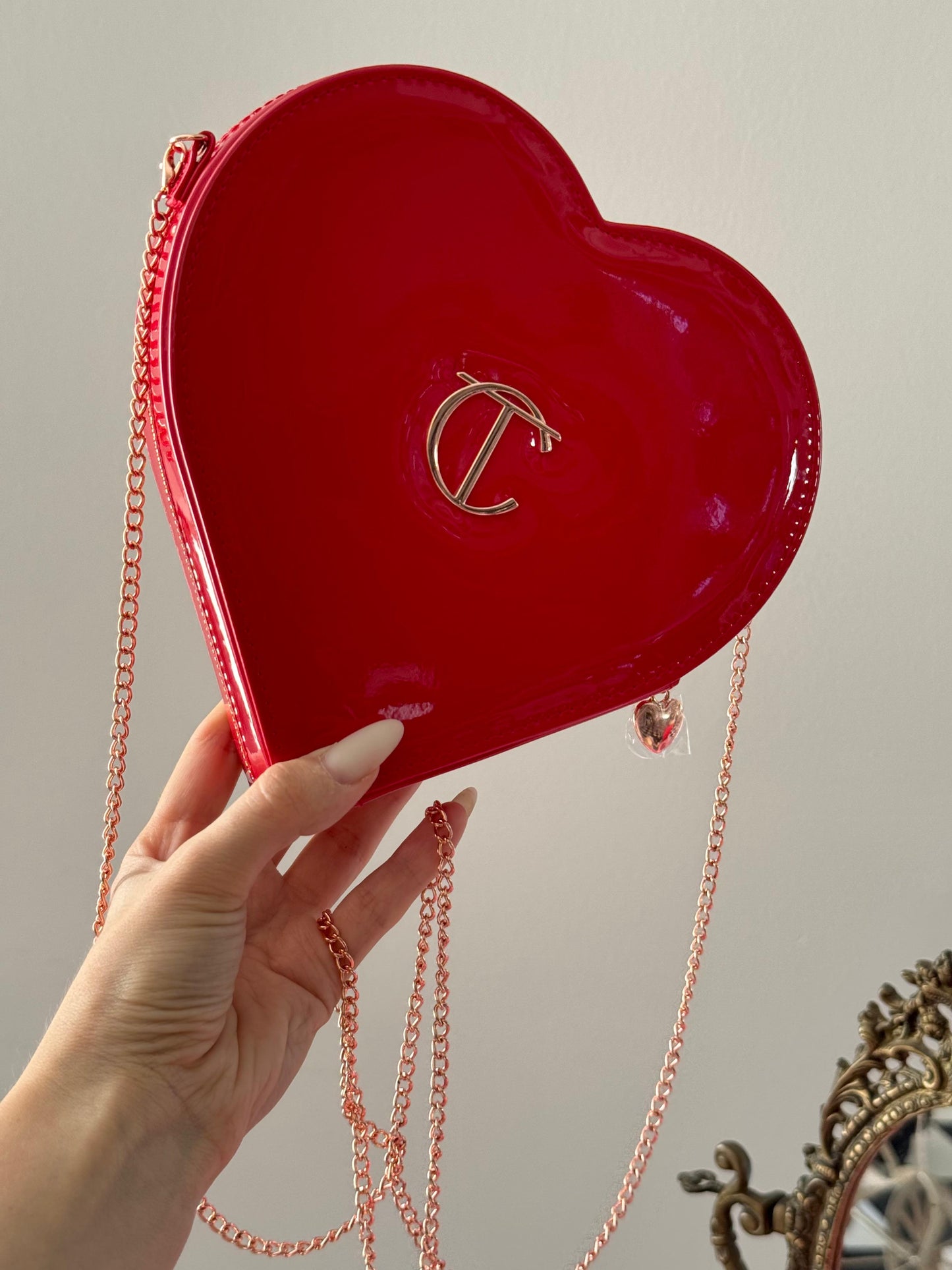CHARLOTTE TILBURY The L.O.V.E Bag - Limited Edition Red