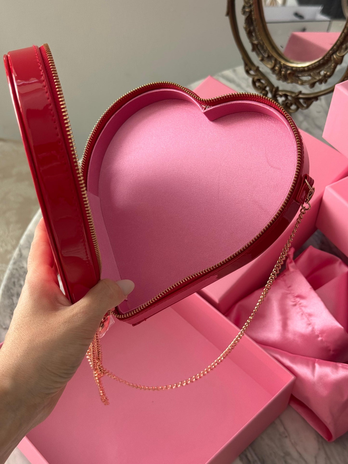 CHARLOTTE TILBURY The L.O.V.E Bag - Limited Edition Red