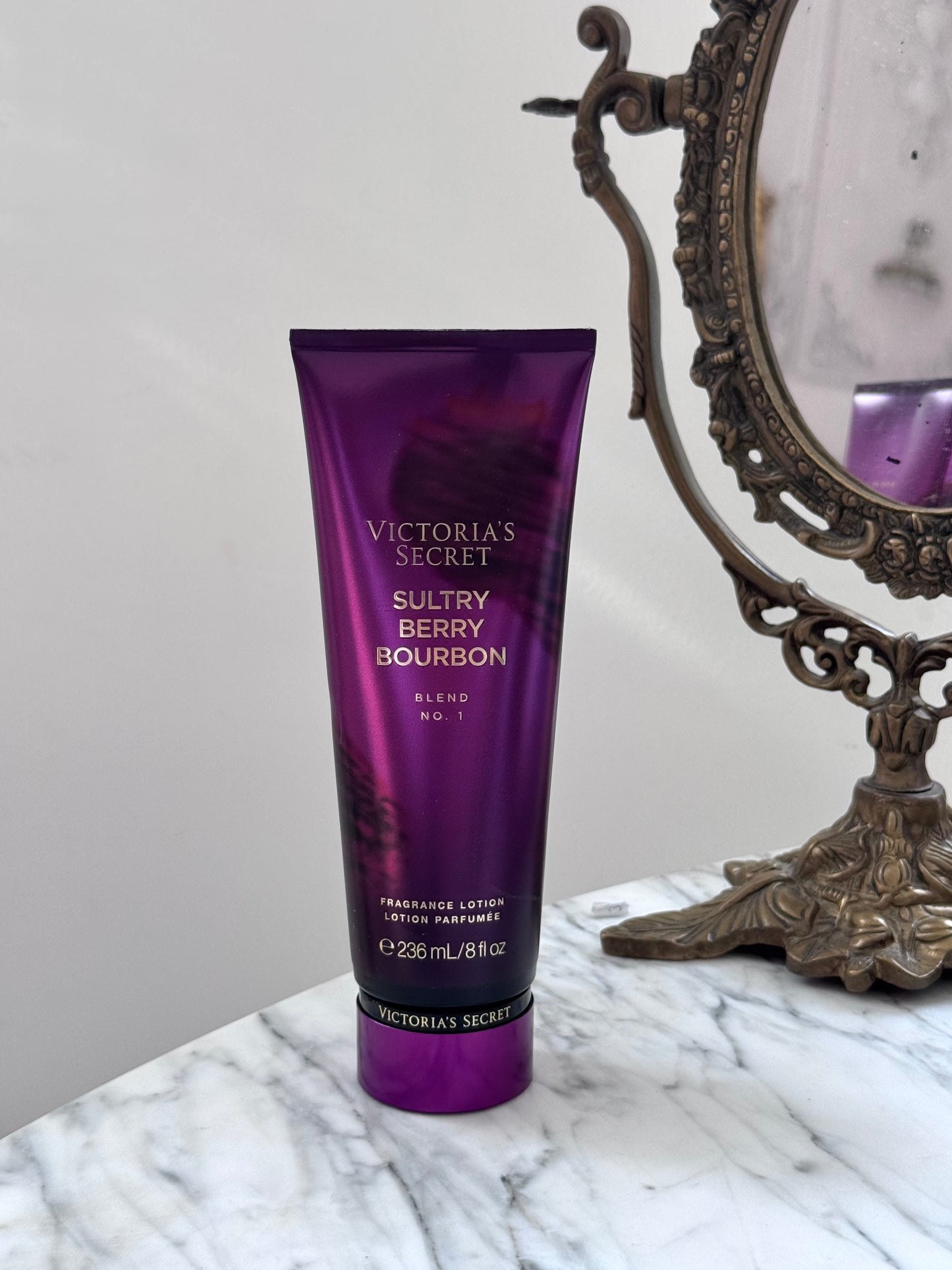 VICTORIA’S SECRET Sultry Berry Bourbon
Fragrance Lotion