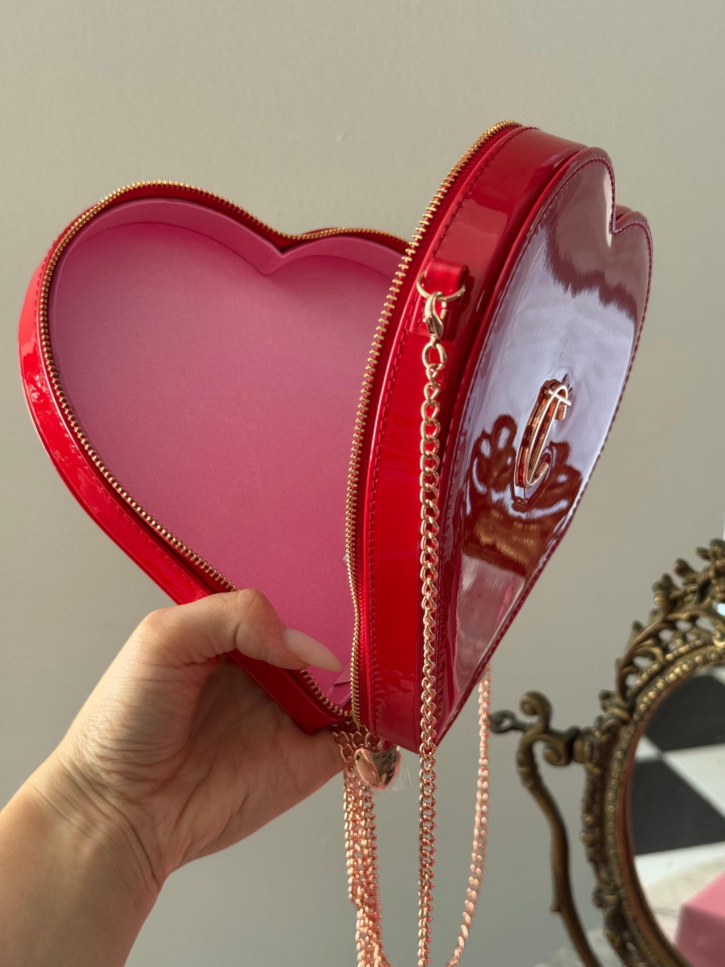 CHARLOTTE TILBURY The L.O.V.E Bag - Limited Edition Red