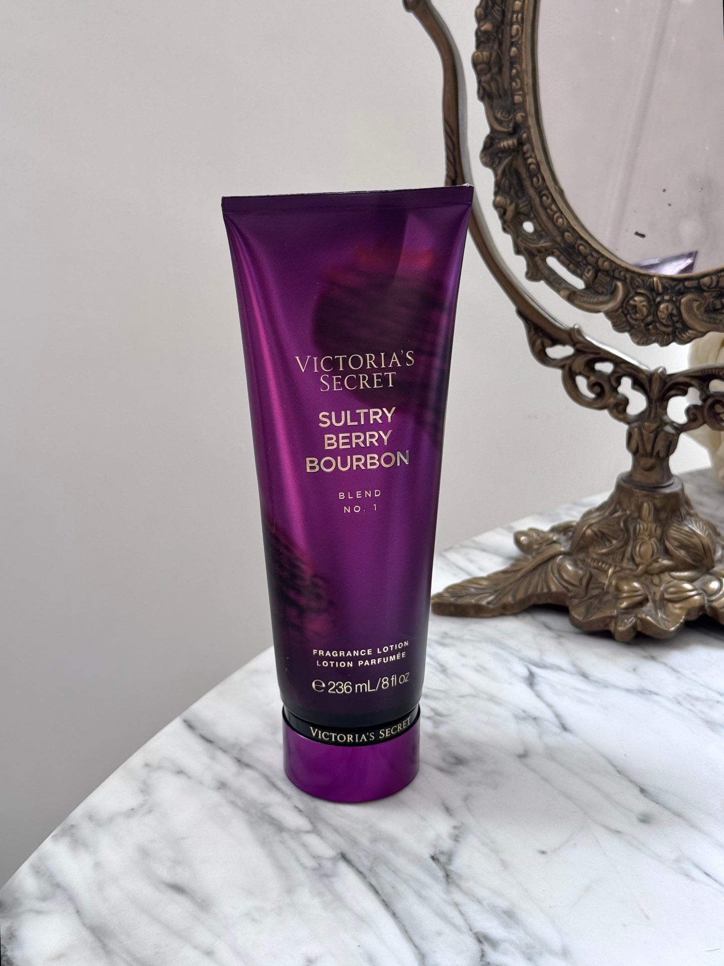 VICTORIA’S SECRET Sultry Berry Bourbon
Fragrance Lotion