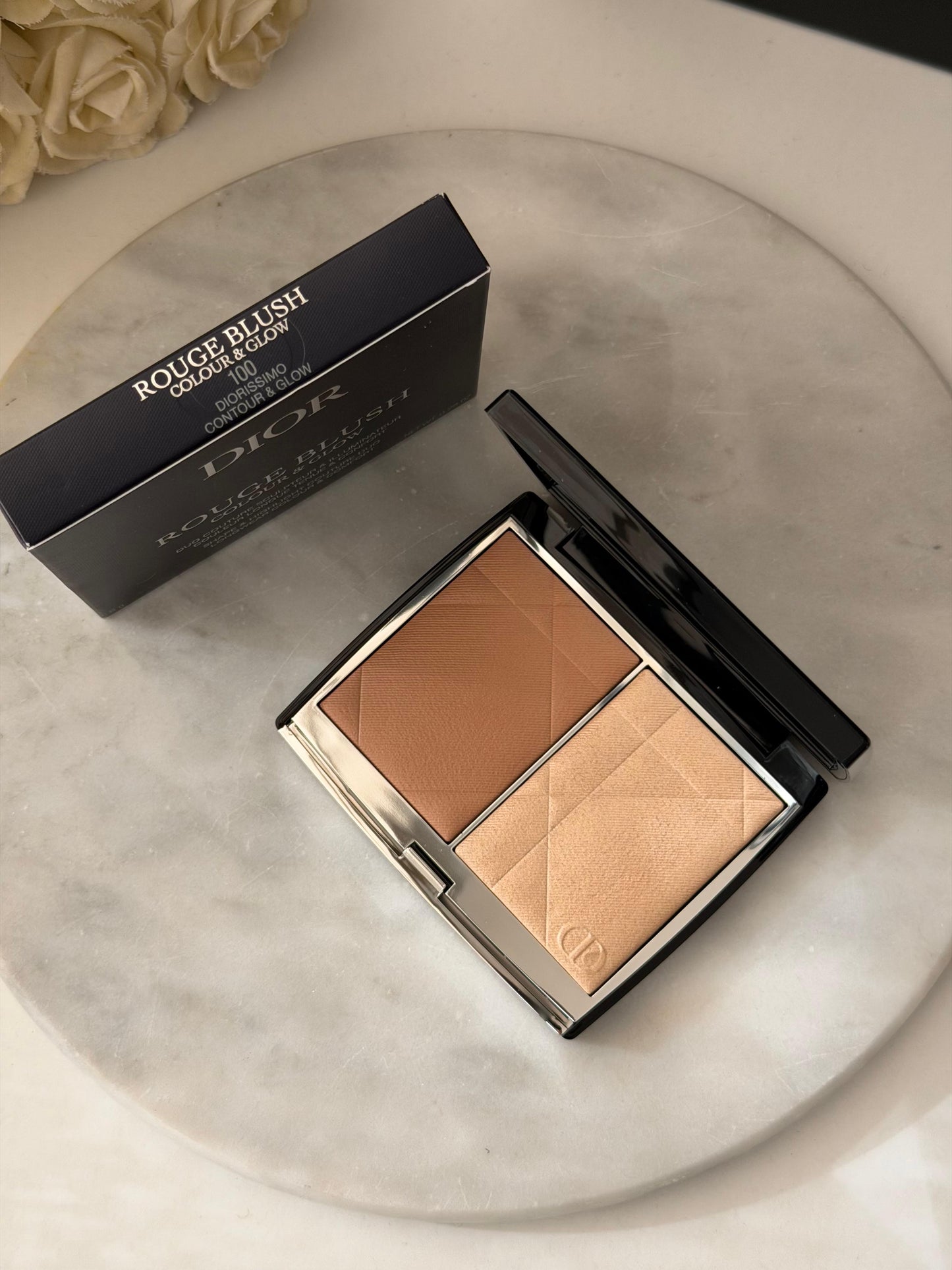 DIOR Rouge Blush Colour & Glow (100)
Multi-Use Face Palette – Color and Highlighter Duo