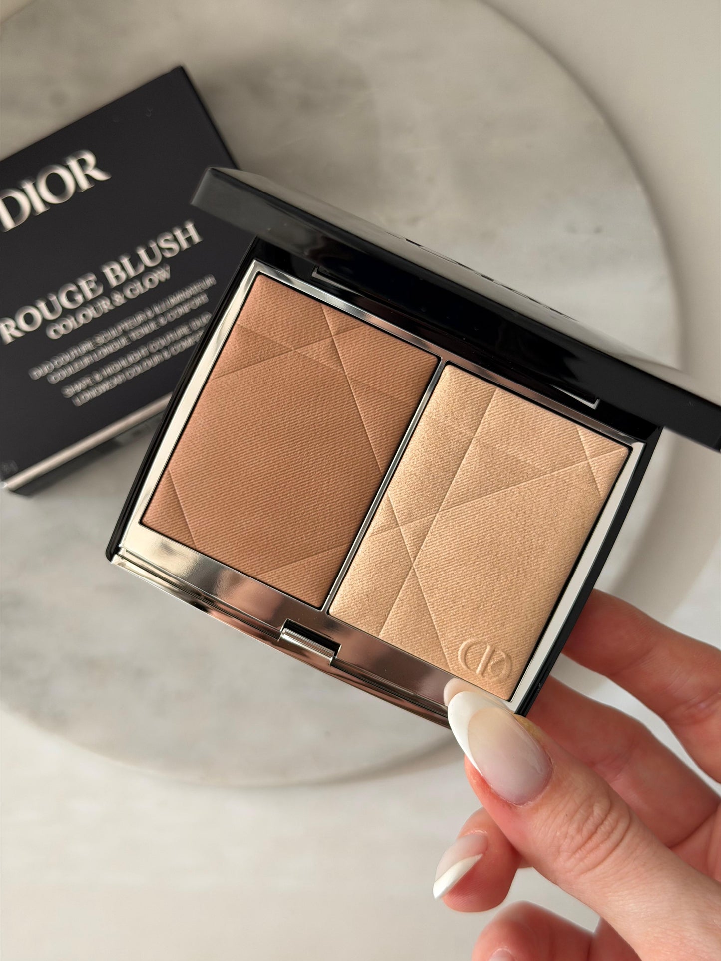 DIOR Rouge Blush Colour & Glow (100)
Multi-Use Face Palette – Color and Highlighter Duo