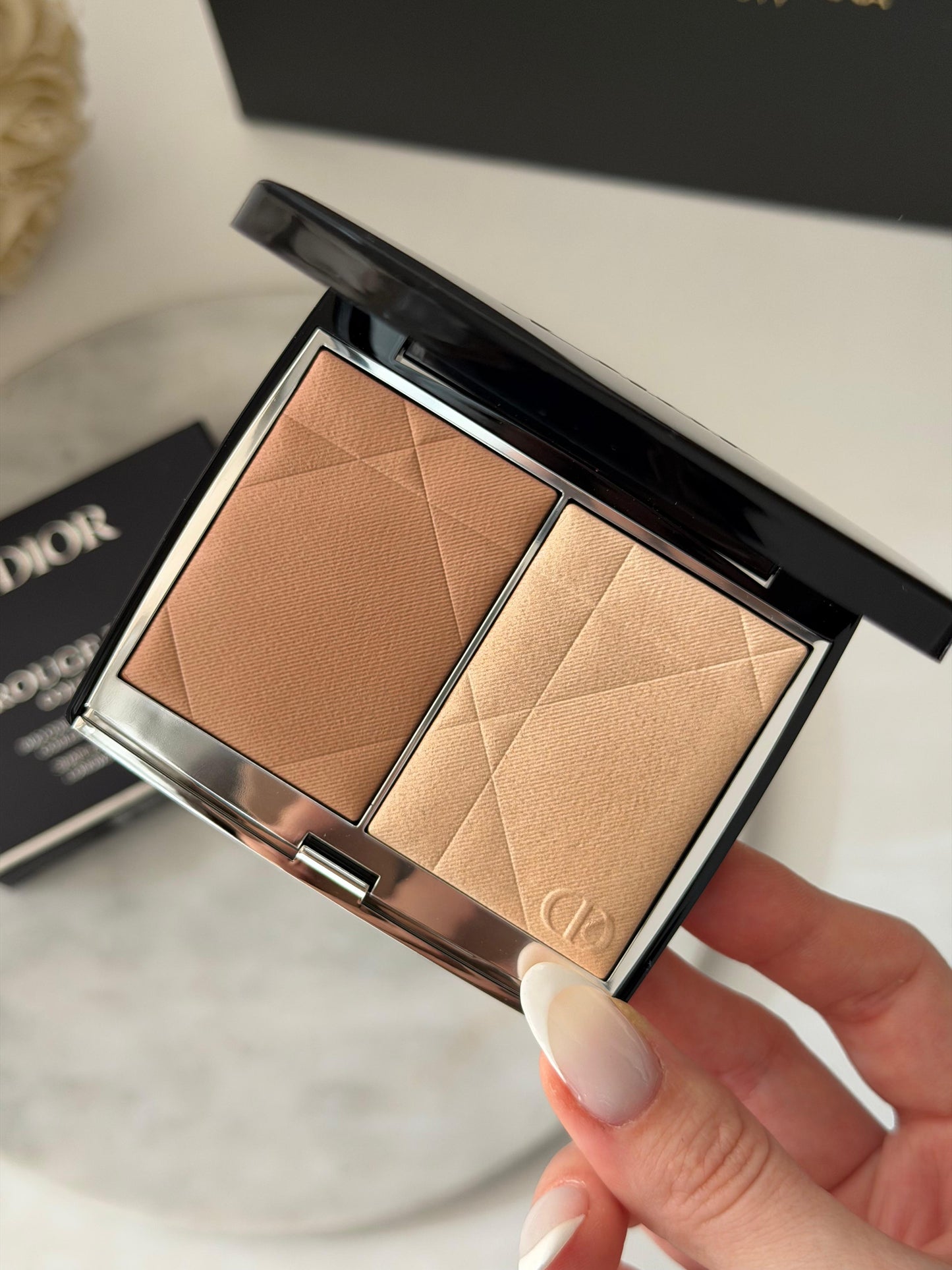 DIOR Rouge Blush Colour & Glow (100)
Multi-Use Face Palette – Color and Highlighter Duo