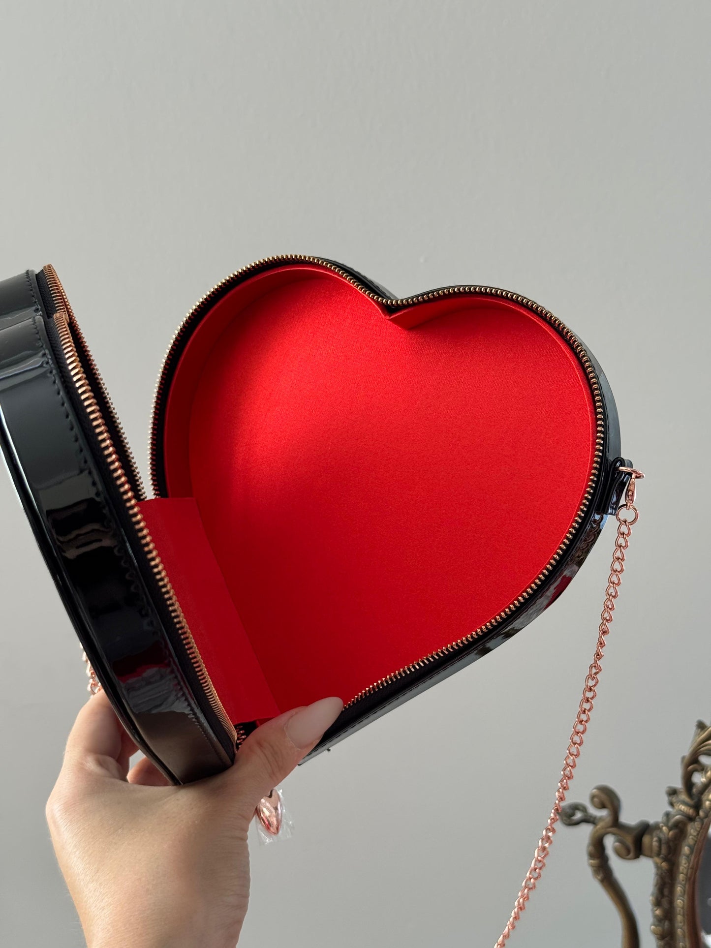 CHARLOTTE TILBURY The L.O.V.E Bag - Limited Edition Black