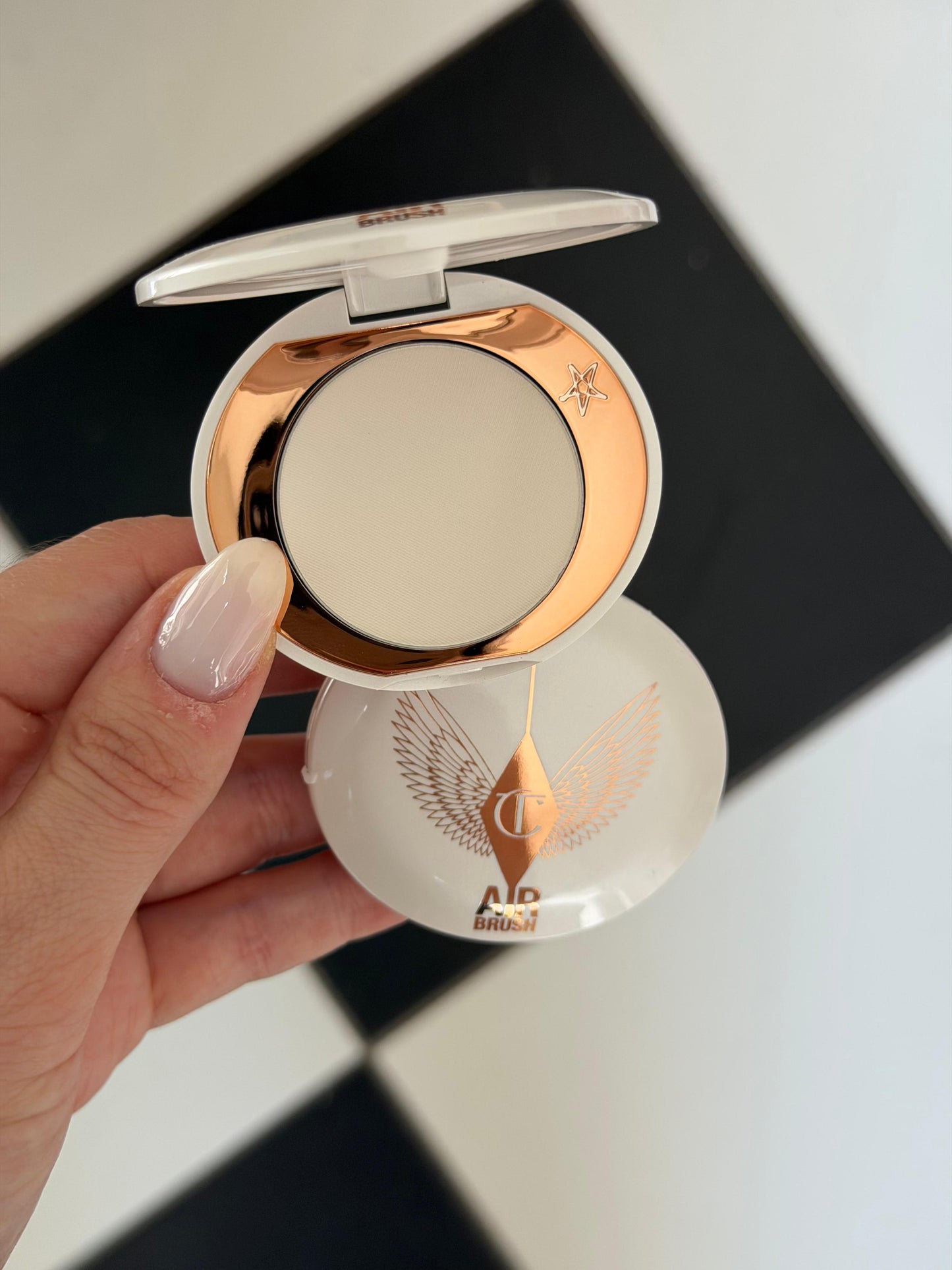CHARLOTTE TILBURY Airbrush Brightening Flawless Finish - Fair-Medium