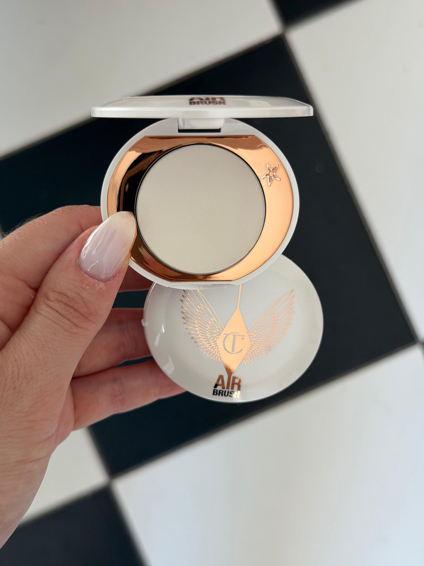 CHARLOTTE TILBURY Airbrush Brightening Flawless Finish - Fair-Medium