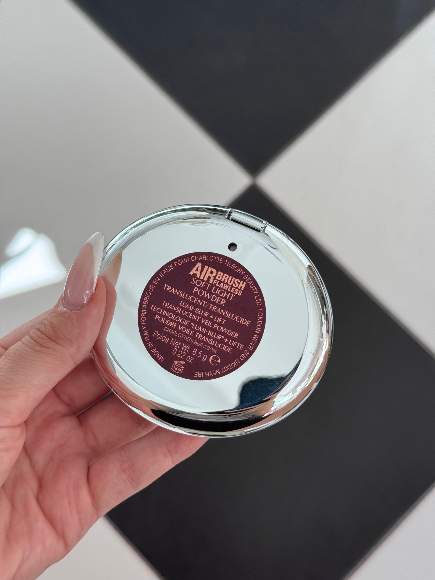 CHARLOTTE TILBURY
Airbrush Flawless Soft Light Powder - Translucent