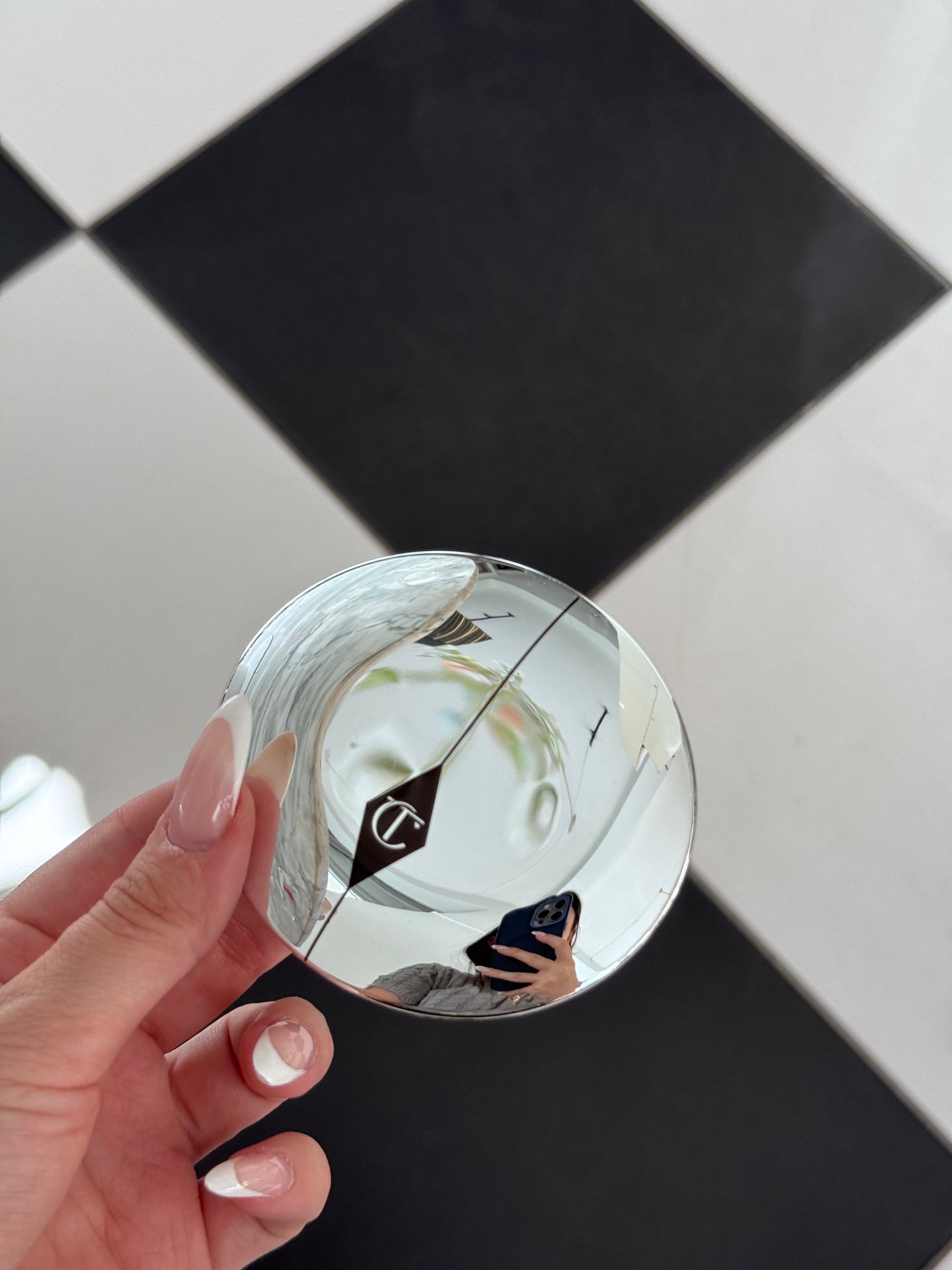 CHARLOTTE TILBURY
Airbrush Flawless Soft Light Powder - Translucent