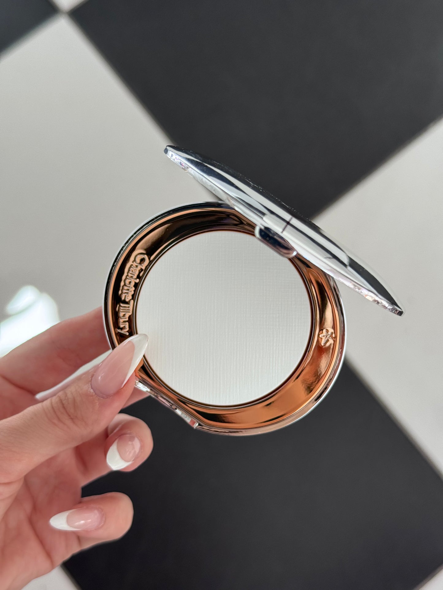 CHARLOTTE TILBURY
Airbrush Flawless Soft Light Powder - Translucent