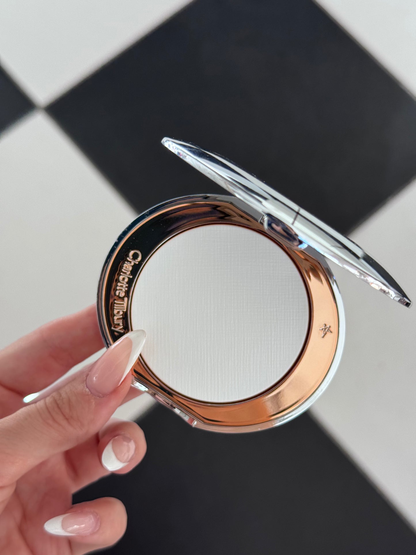 CHARLOTTE TILBURY
Airbrush Flawless Soft Light Powder - Translucent