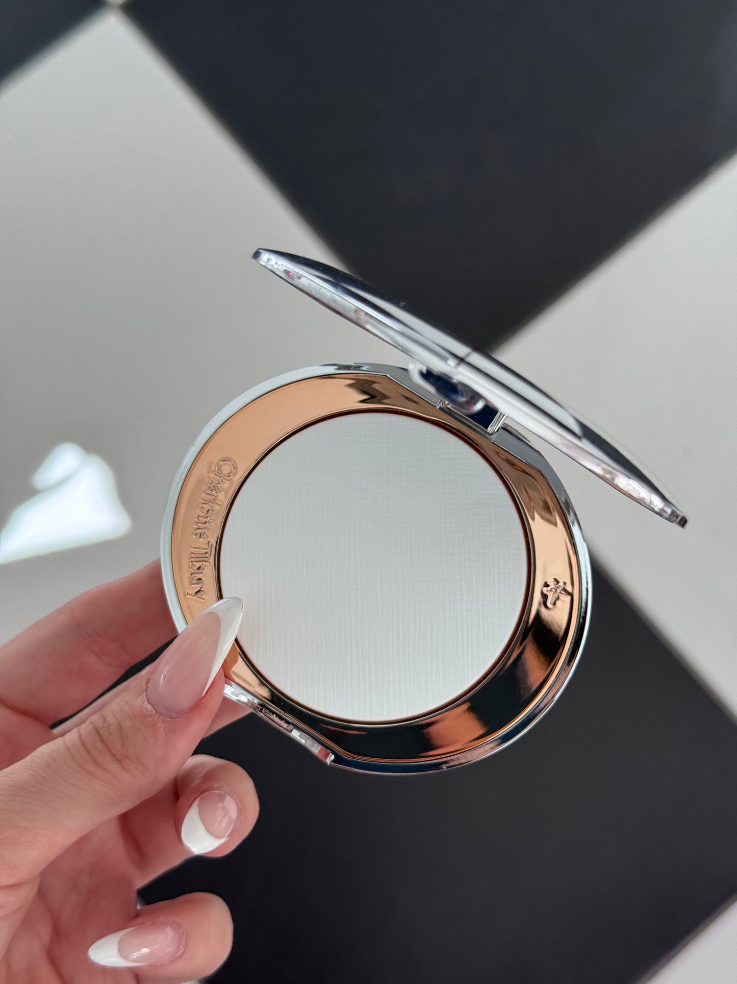 CHARLOTTE TILBURY
Airbrush Flawless Soft Light Powder - Translucent