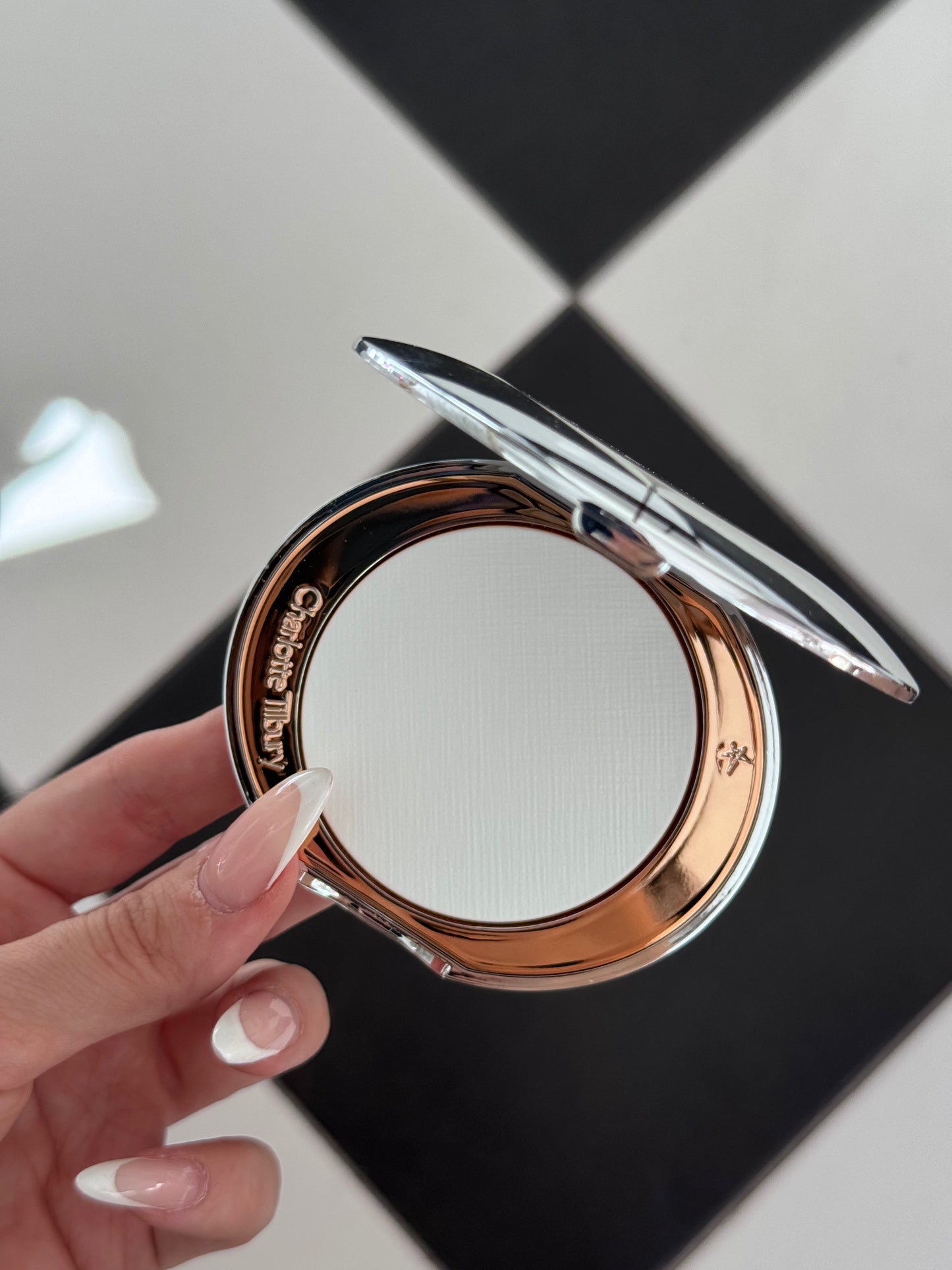 CHARLOTTE TILBURY
Airbrush Flawless Soft Light Powder - Translucent