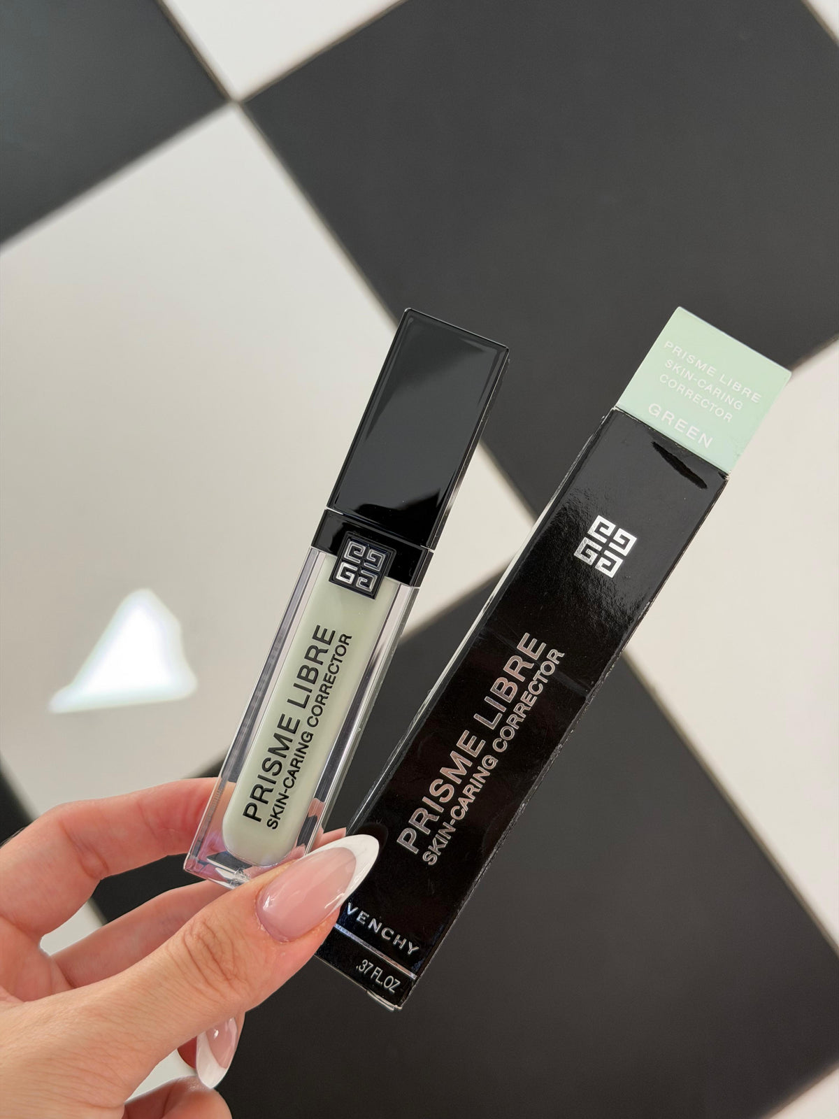 GIVENCHY Prisme Libre Skin-Caring Corrector - Green
24H Hydration Multi-Purpose Concealer