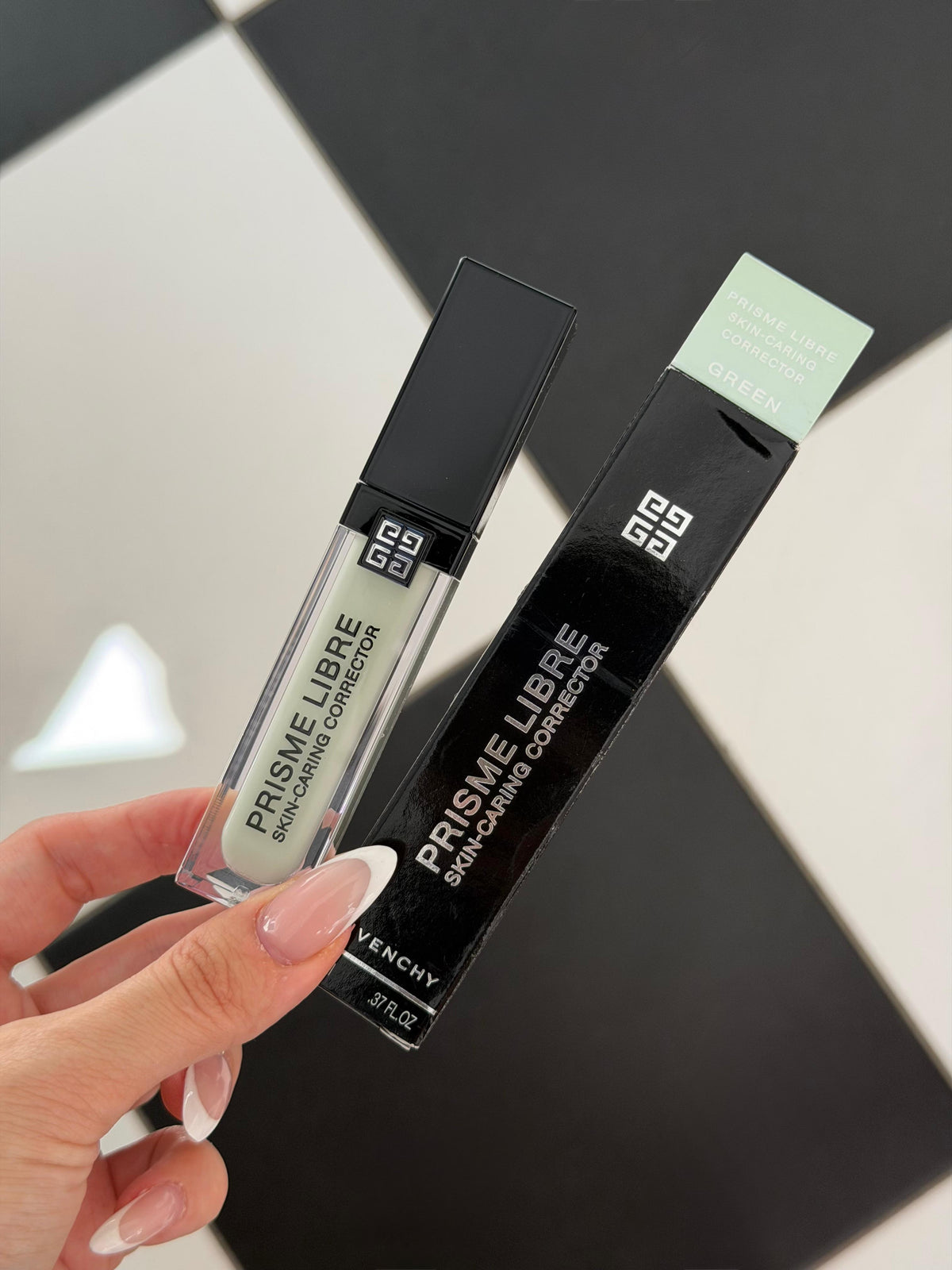 GIVENCHY Prisme Libre Skin-Caring Corrector - Green
24H Hydration Multi-Purpose Concealer
