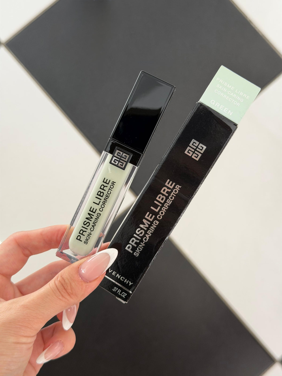 GIVENCHY Prisme Libre Skin-Caring Corrector - Green
24H Hydration Multi-Purpose Concealer