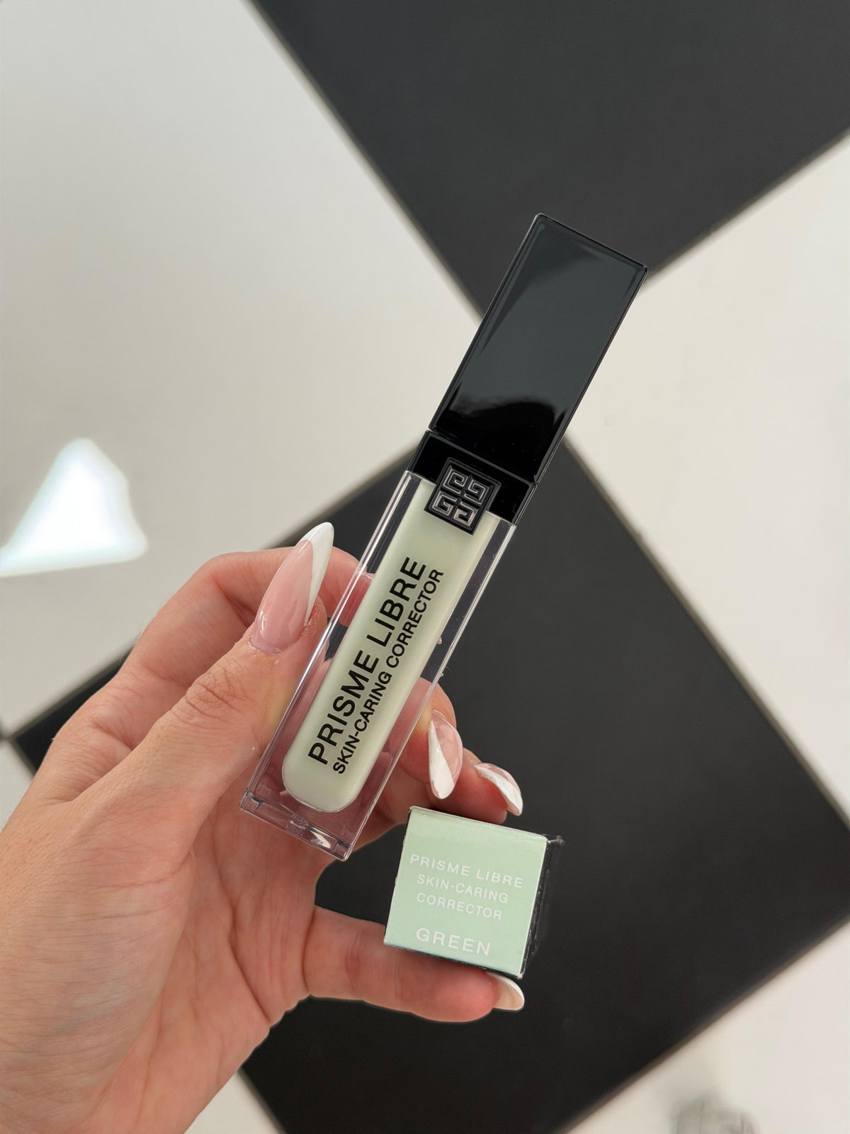 GIVENCHY Prisme Libre Skin-Caring Corrector - Green
24H Hydration Multi-Purpose Concealer