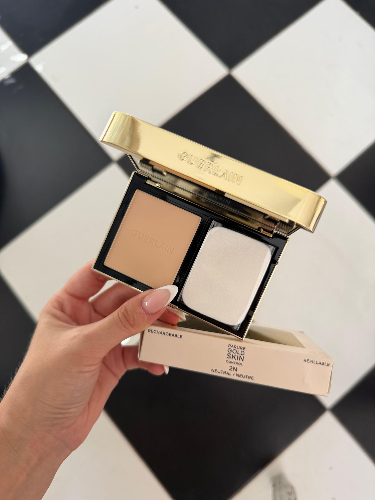 GUERLAIN Parure Gold Skin Control High Perfection Matte Compact Foundation (2N)
Rejuvenating Effect - 24H Wear - No-Transfer
