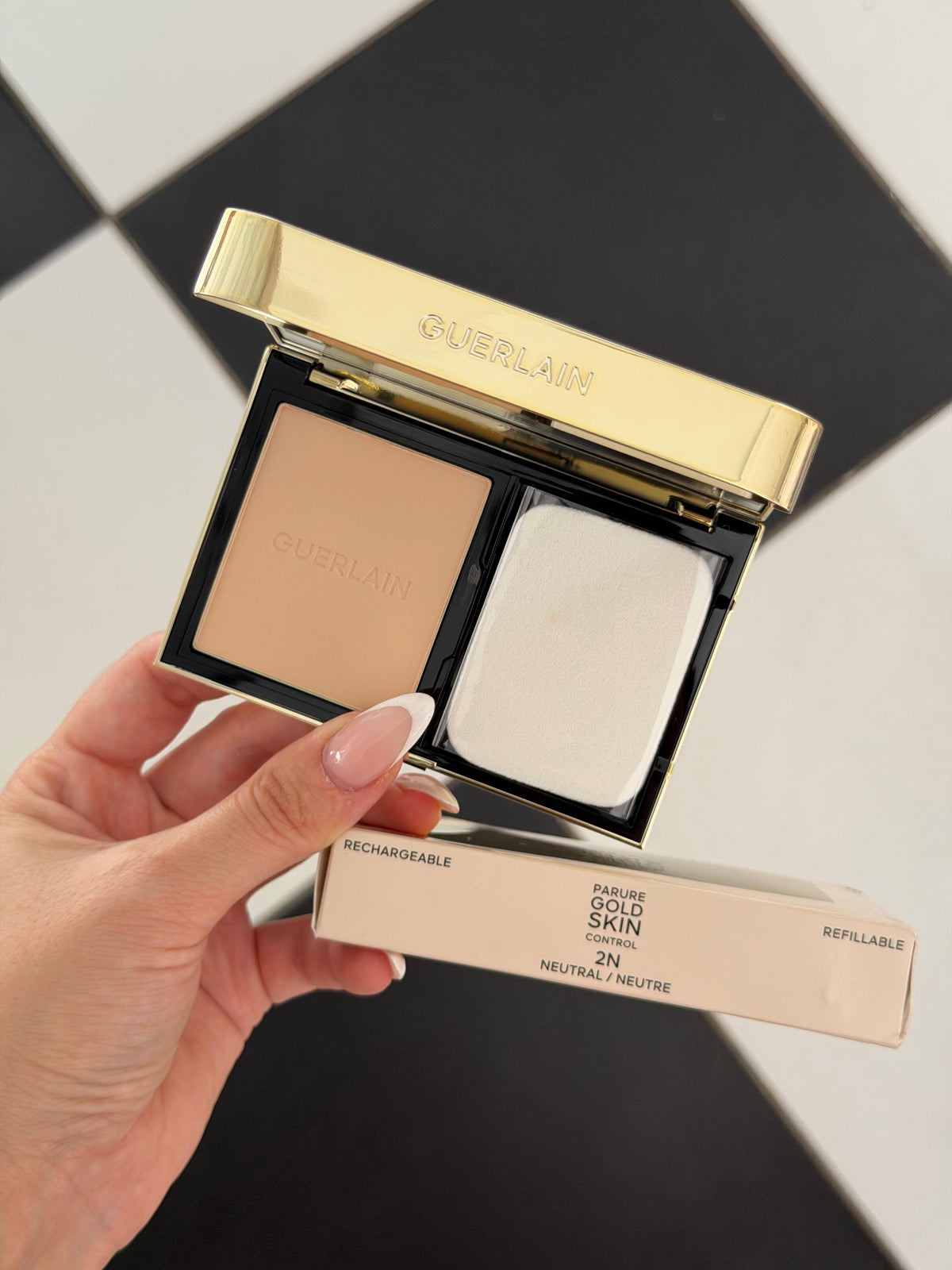 GUERLAIN Parure Gold Skin Control High Perfection Matte Compact Foundation (2N)
Rejuvenating Effect - 24H Wear - No-Transfer