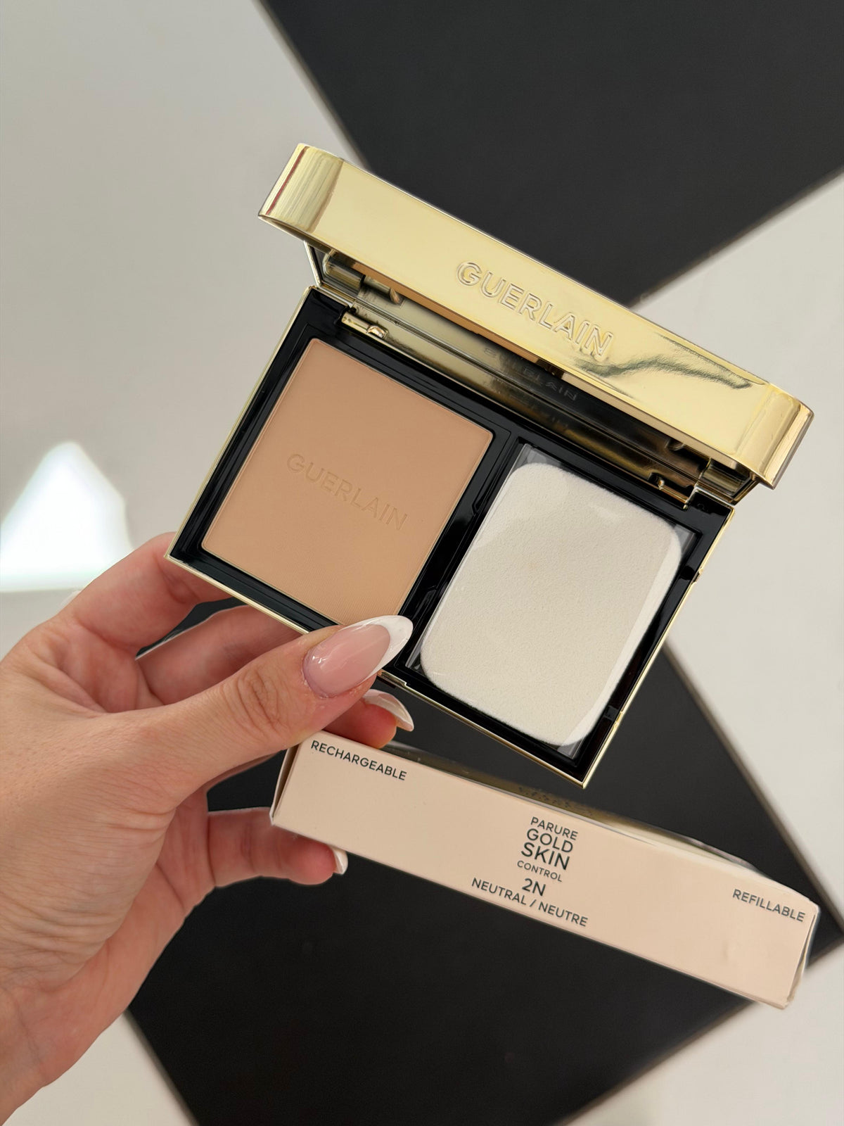 GUERLAIN Parure Gold Skin Control High Perfection Matte Compact Foundation (2N)
Rejuvenating Effect - 24H Wear - No-Transfer