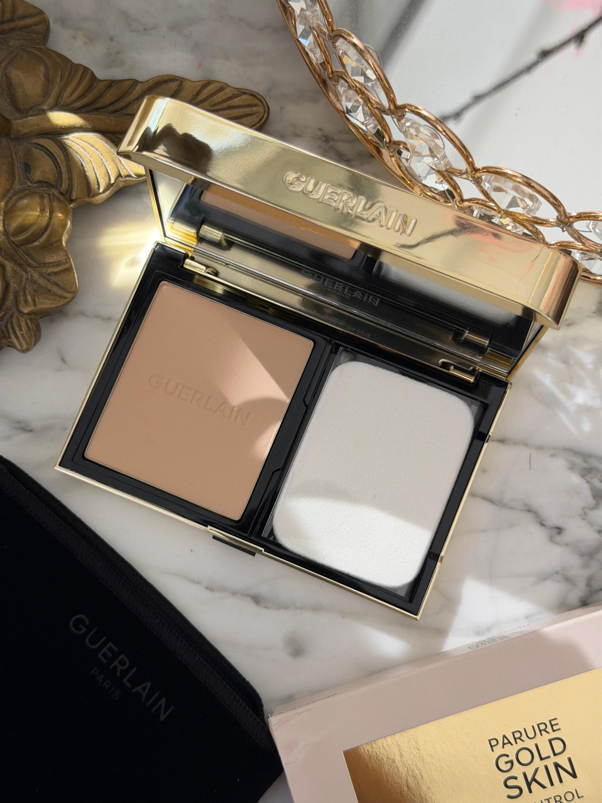 GUERLAIN Parure Gold Skin Control High Perfection Matte Compact Foundation (2N)
Rejuvenating Effect - 24H Wear - No-Transfer