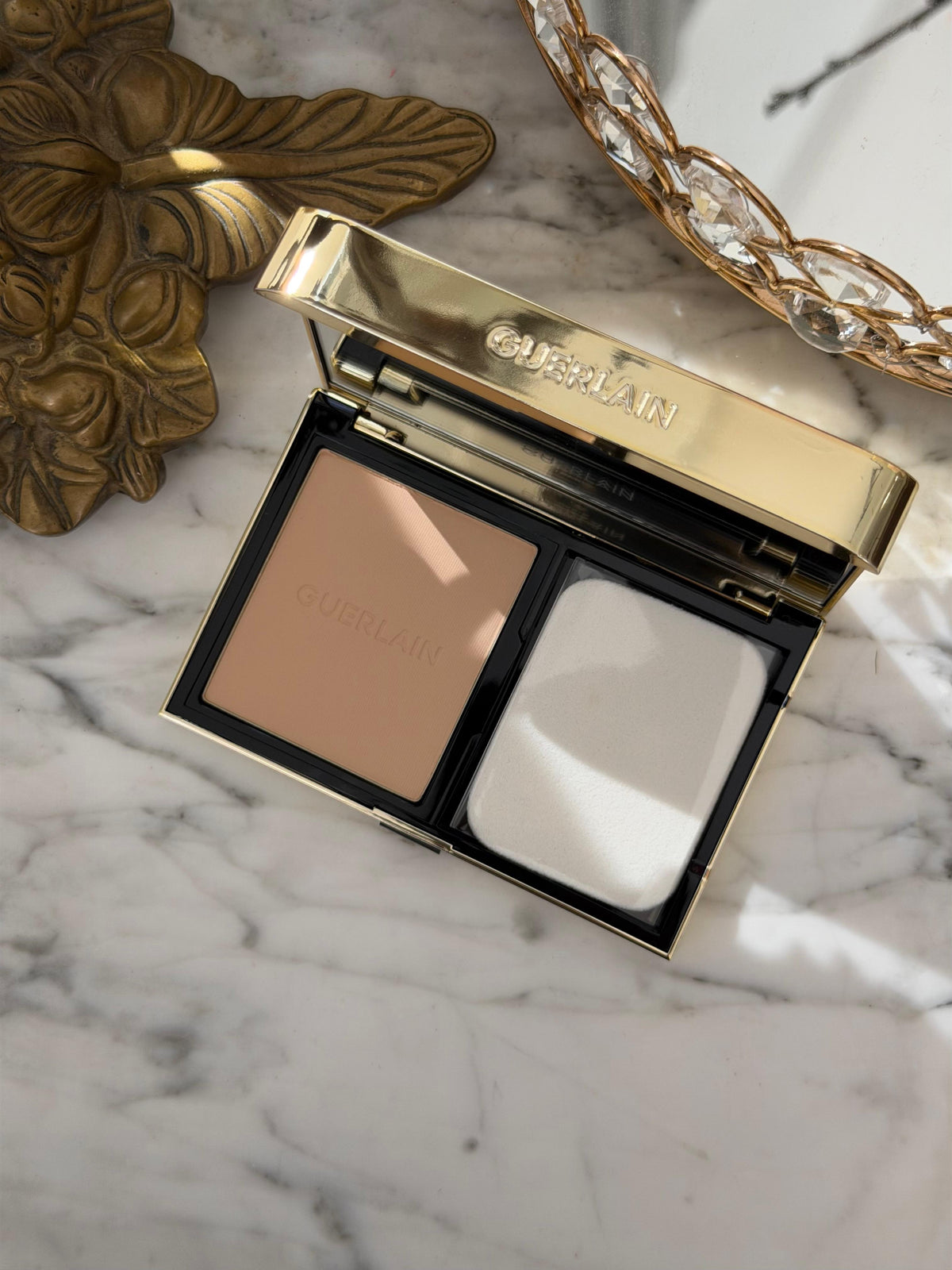 GUERLAIN Parure Gold Skin Control High Perfection Matte Compact Foundation (2N)
Rejuvenating Effect - 24H Wear - No-Transfer