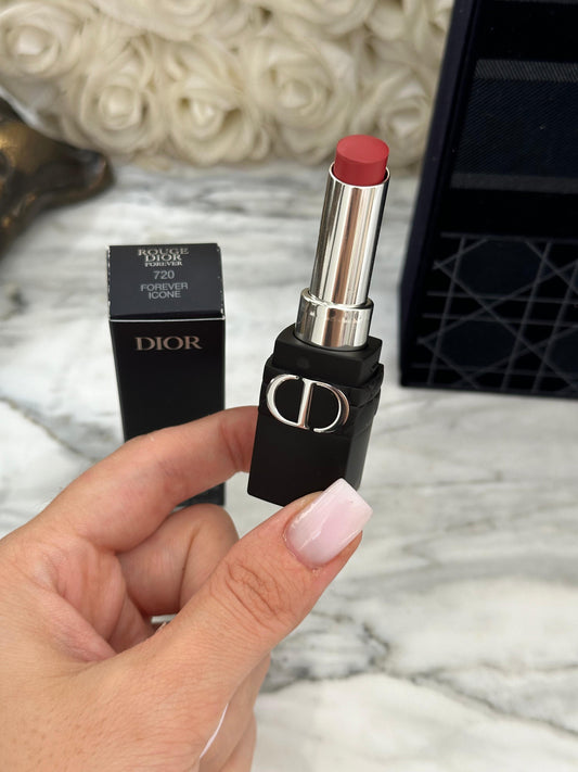 DIOR Rouge Forever (720)
Transfer-Proof Lipstick - Ultra Pigmented Matte Comfort