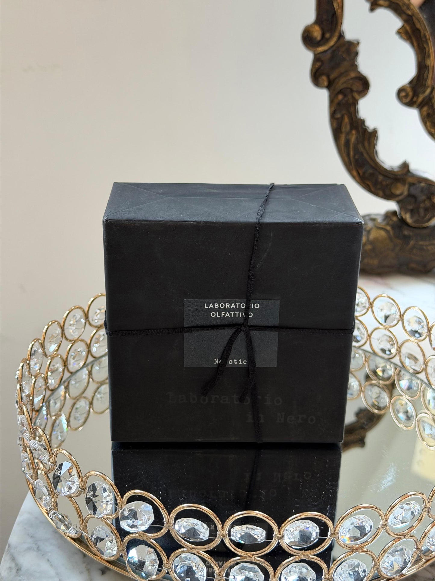 LABORATORIO OLFATTIVO Nerotic Eau De Parfum
Hypnotic, sensual, sexual, erotic, nerotic…