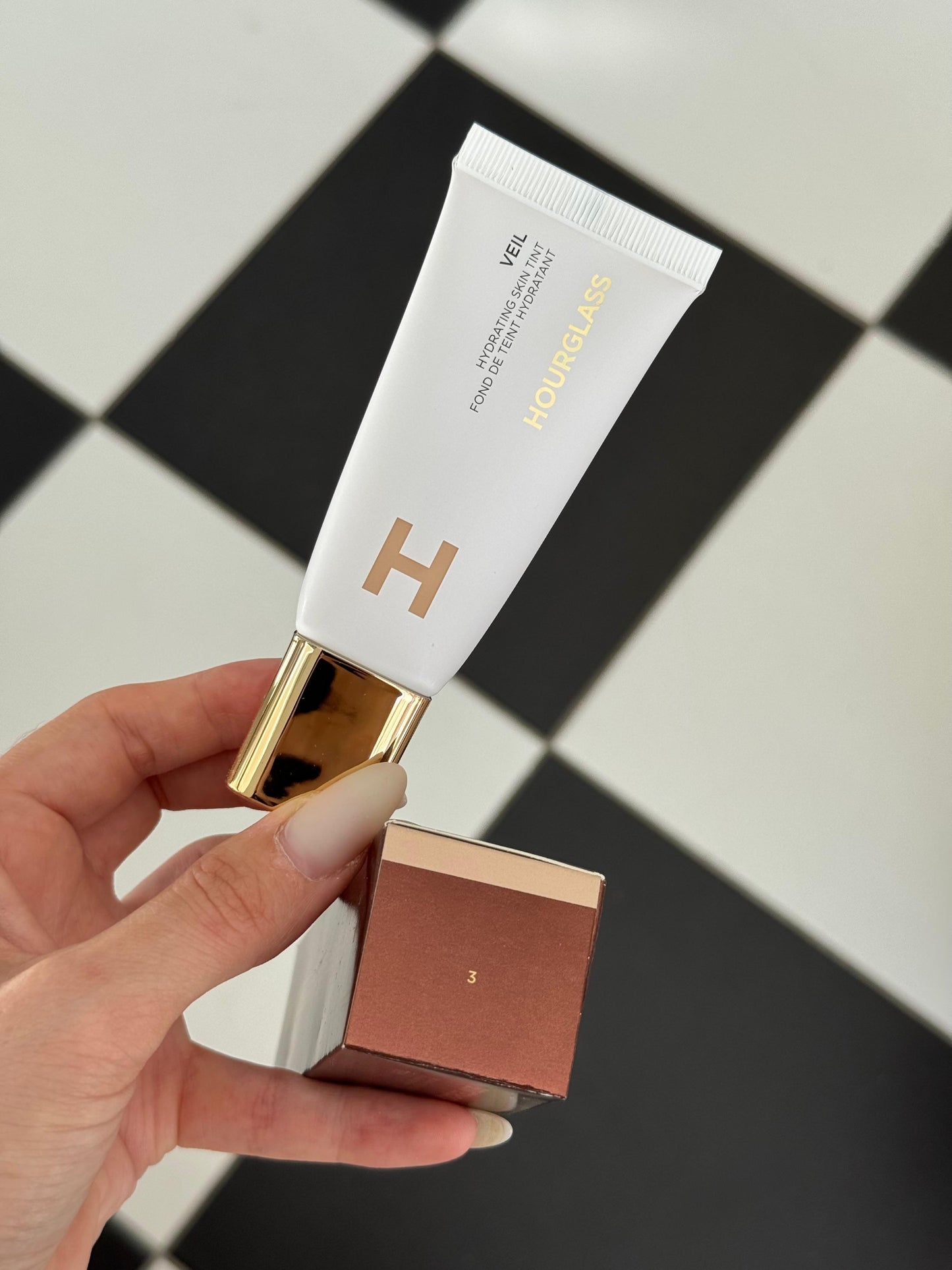 HOURGLASS Veil Hydrating Skin Tint