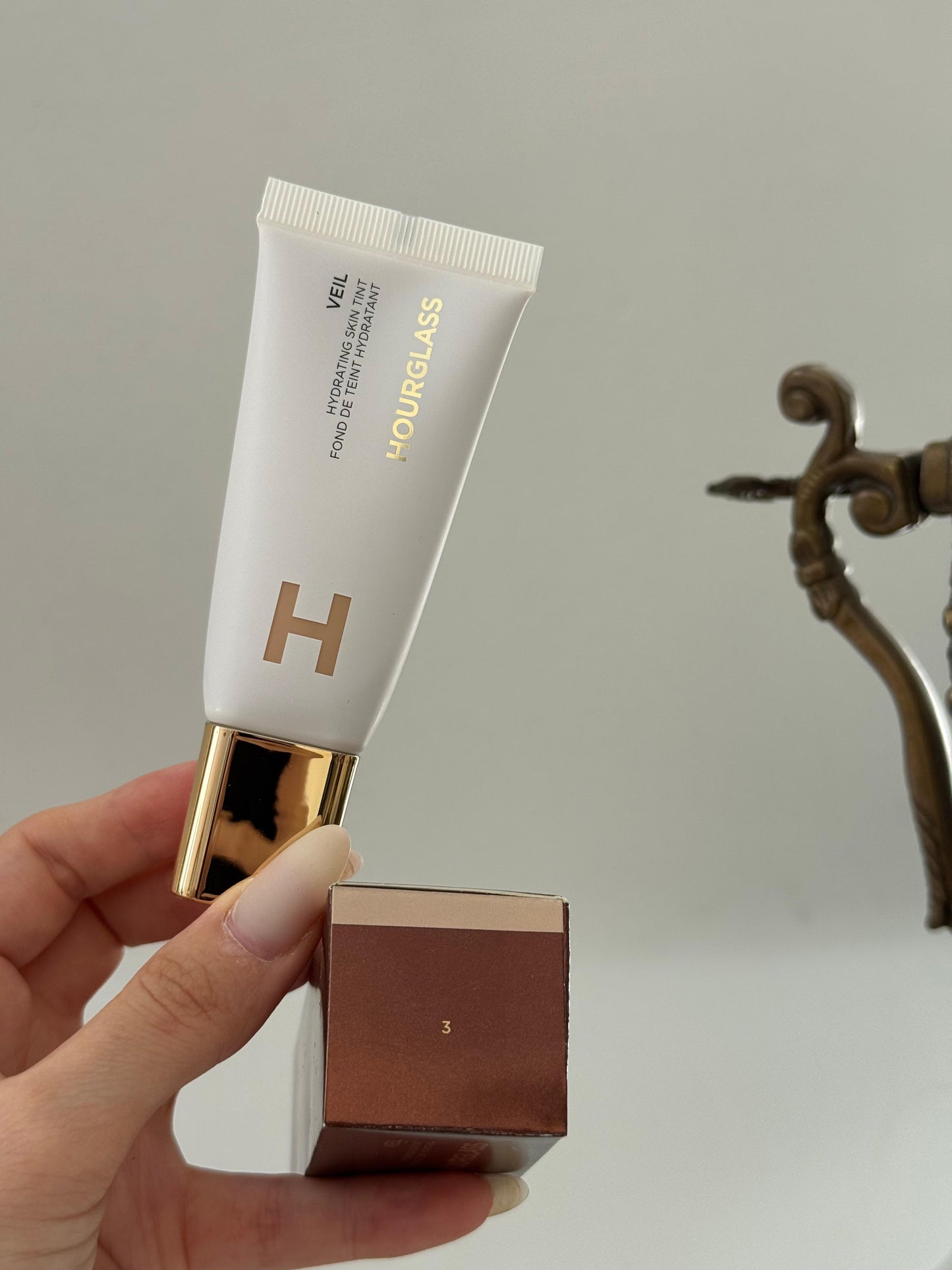 HOURGLASS Veil Hydrating Skin Tint