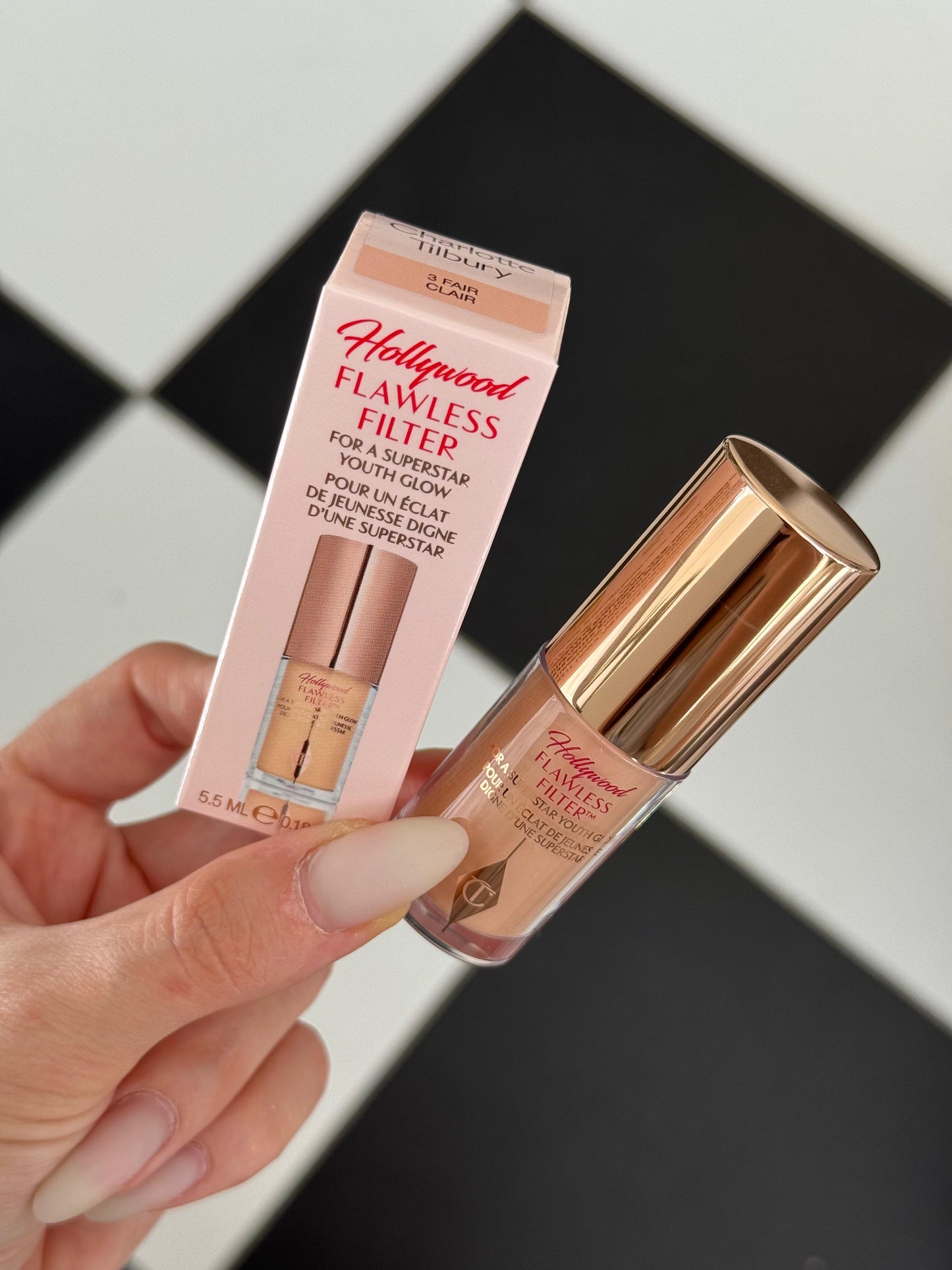 CHARLOTTE TILBURY Hollywood Flawless Filter For A Superstar Youth Glow Foundation
