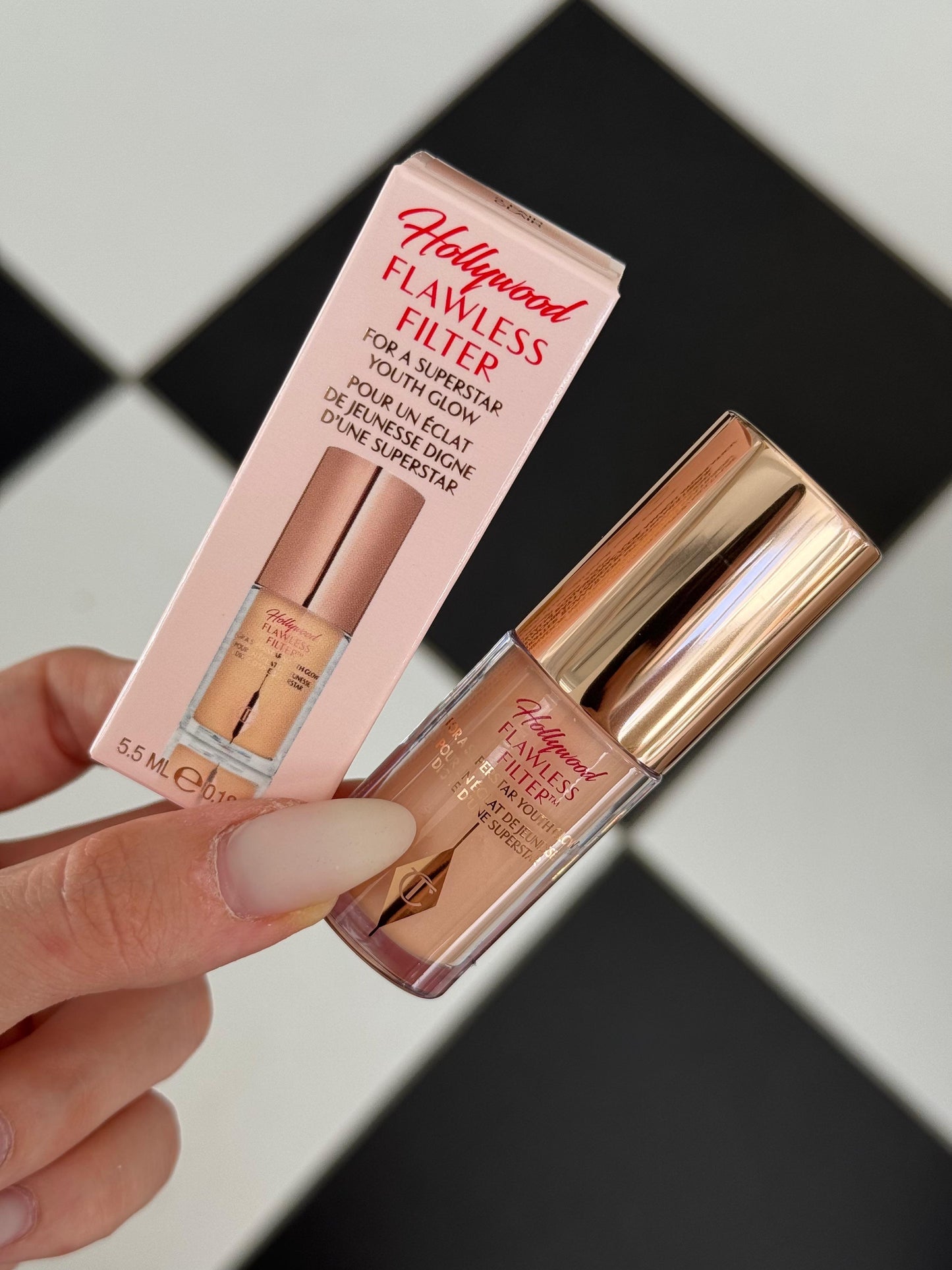 CHARLOTTE TILBURY Hollywood Flawless Filter For A Superstar Youth Glow Foundation