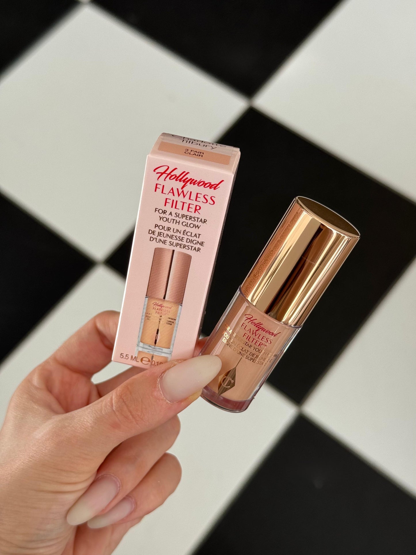 CHARLOTTE TILBURY Hollywood Flawless Filter For A Superstar Youth Glow Foundation
