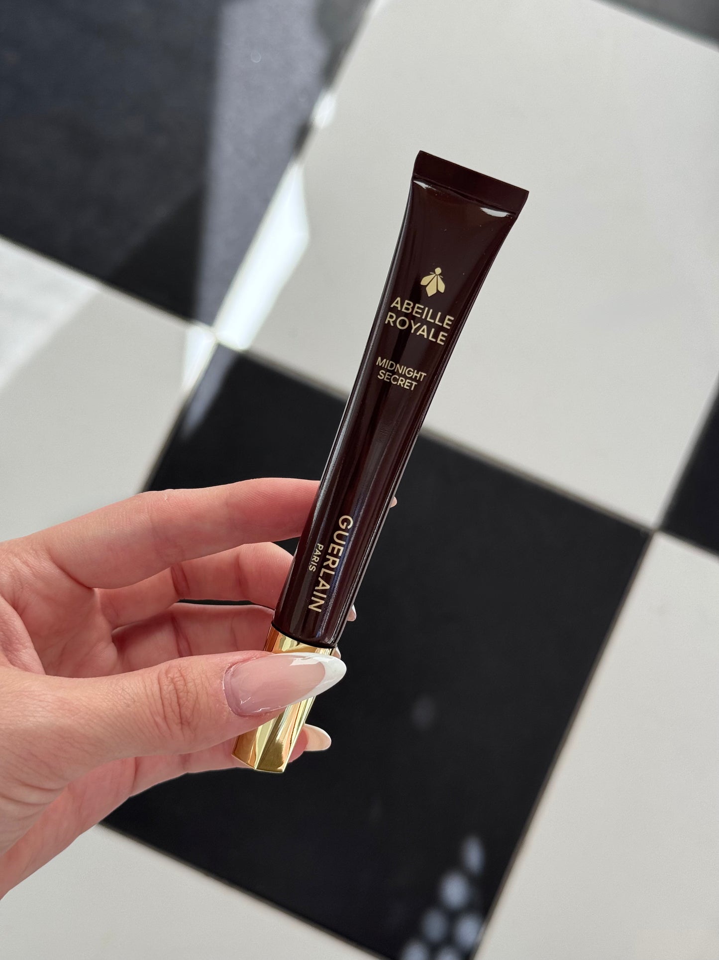 GUERLAIN Abeille Royale
Midnight Secret Rescue Treatment
Refills, Tightens, Brightens
All Skin Types, Even Sensitive
