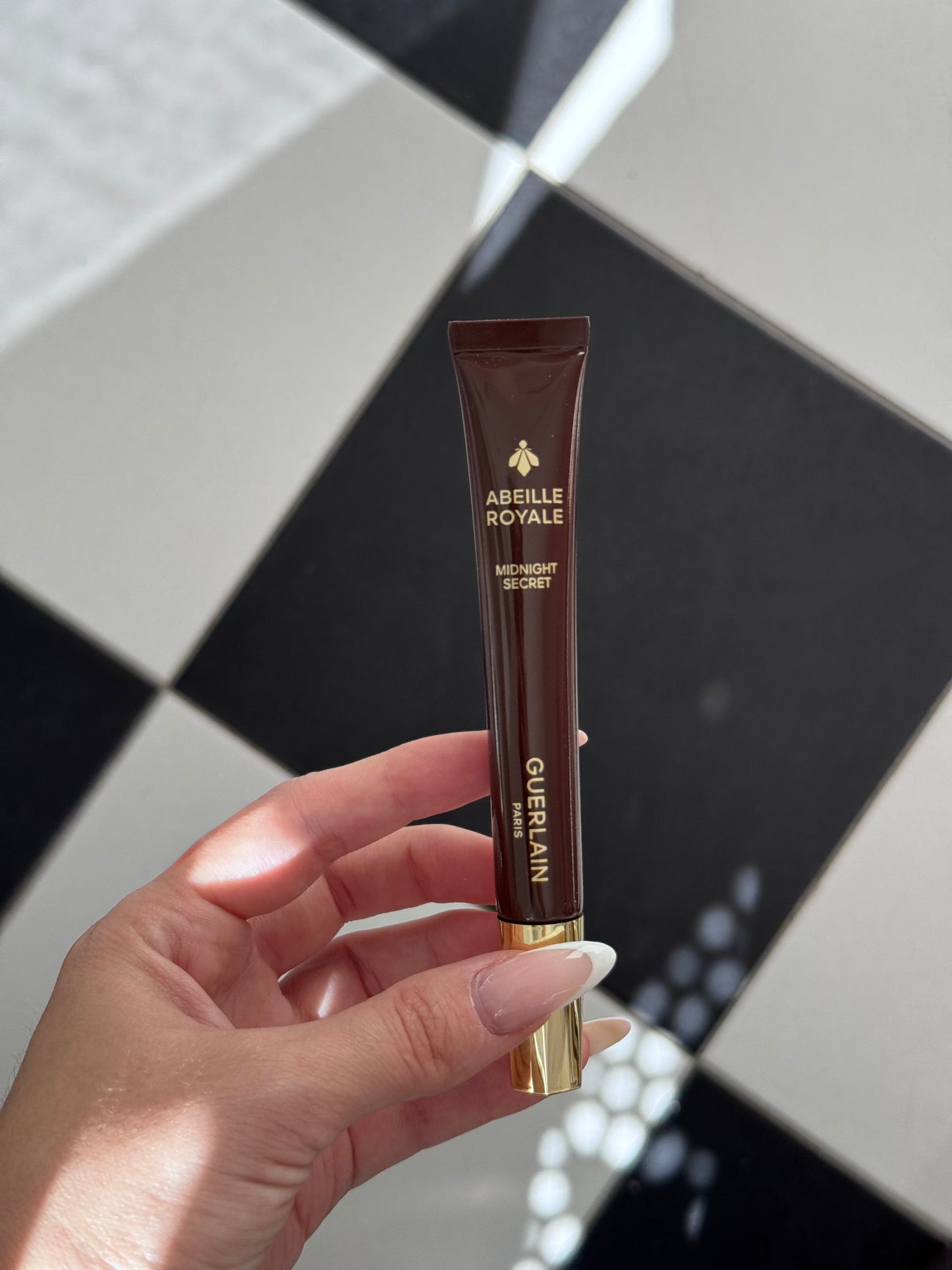 GUERLAIN Abeille Royale
Midnight Secret Rescue Treatment
Refills, Tightens, Brightens
All Skin Types, Even Sensitive