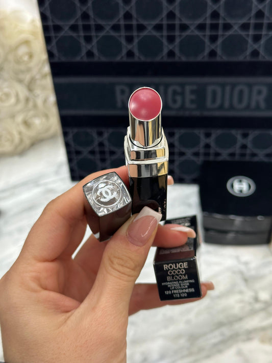 CHANEL Rouge Coco Bloom (120)
Hydrating Plumping Intense Shine Lipstick