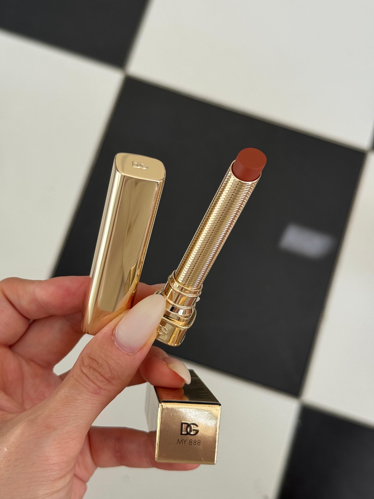 DOLCE&GABBANA My Comfy Matte Lipstick - My 888
Instant Rich Color & Hydration Lip Stylo