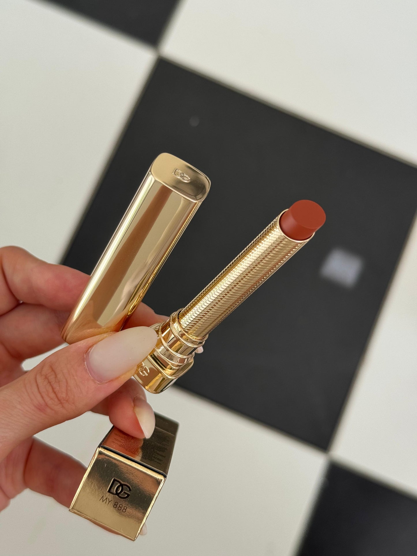 DOLCE&GABBANA My Comfy Matte Lipstick - My 888
Instant Rich Color & Hydration Lip Stylo