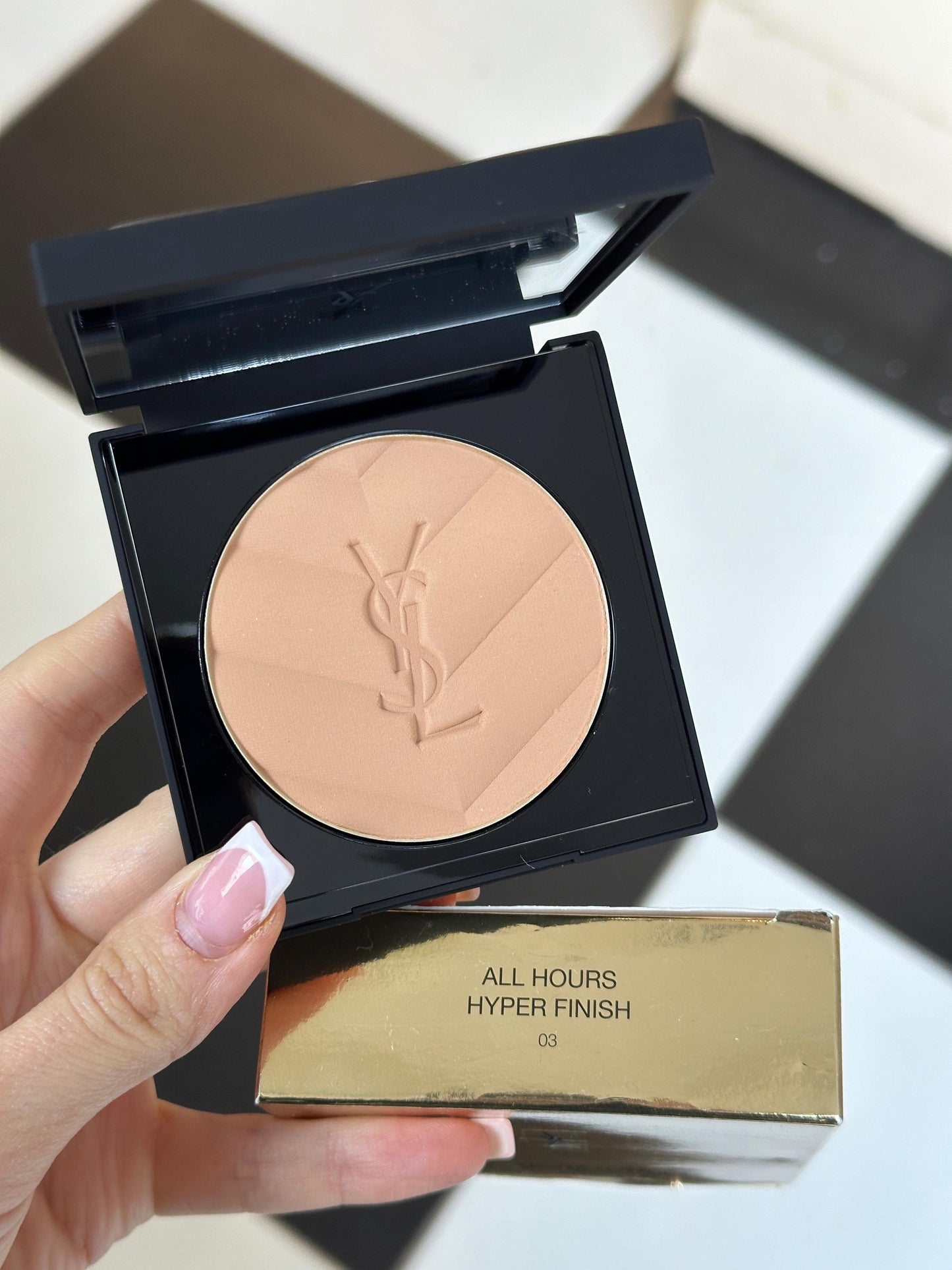 YSL All Hours Hyper Finish (03)
Hyaluronic Acid-Infused Multi-Use Matte Powder 24H