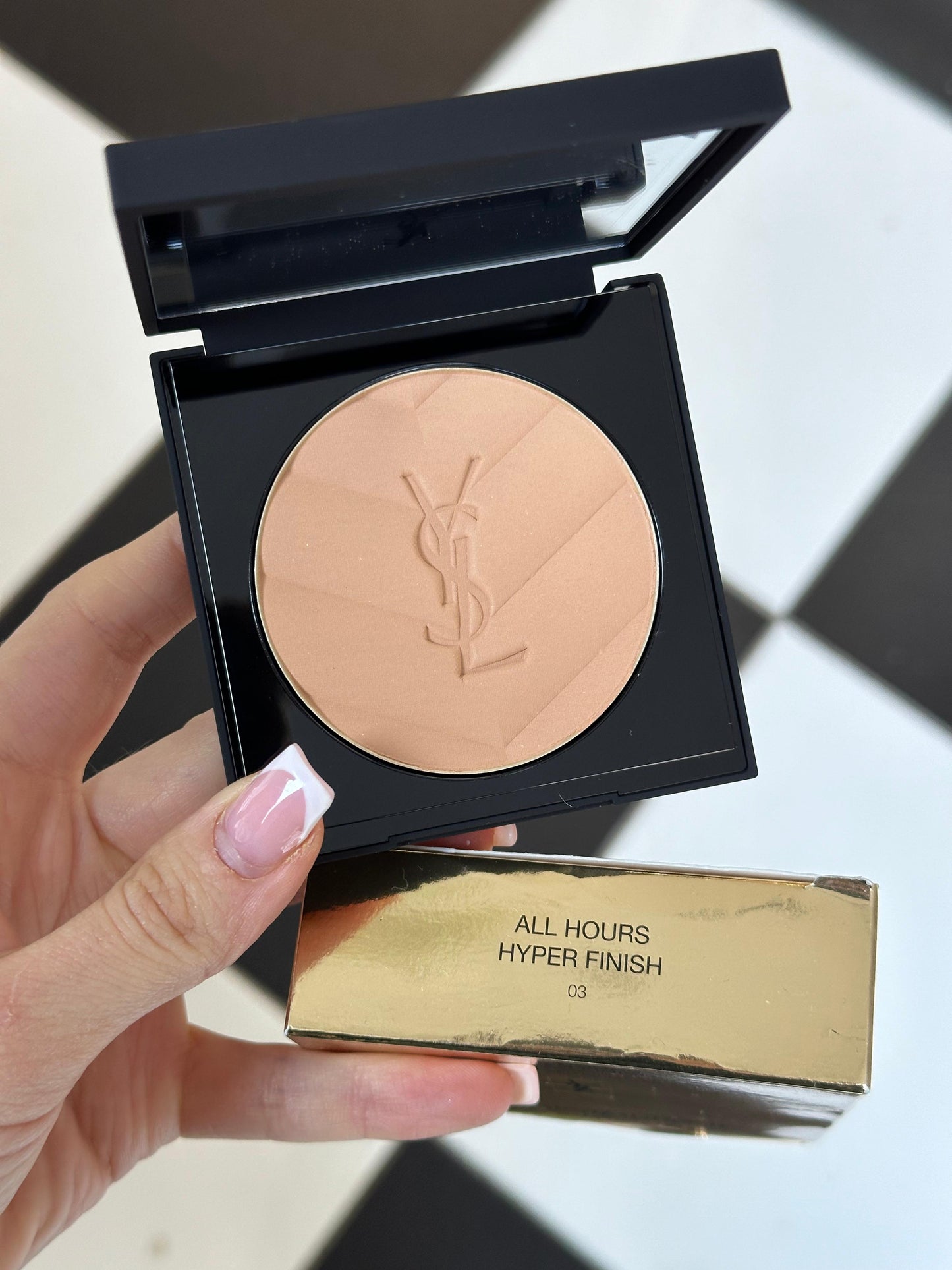 YSL All Hours Hyper Finish (03)
Hyaluronic Acid-Infused Multi-Use Matte Powder 24H