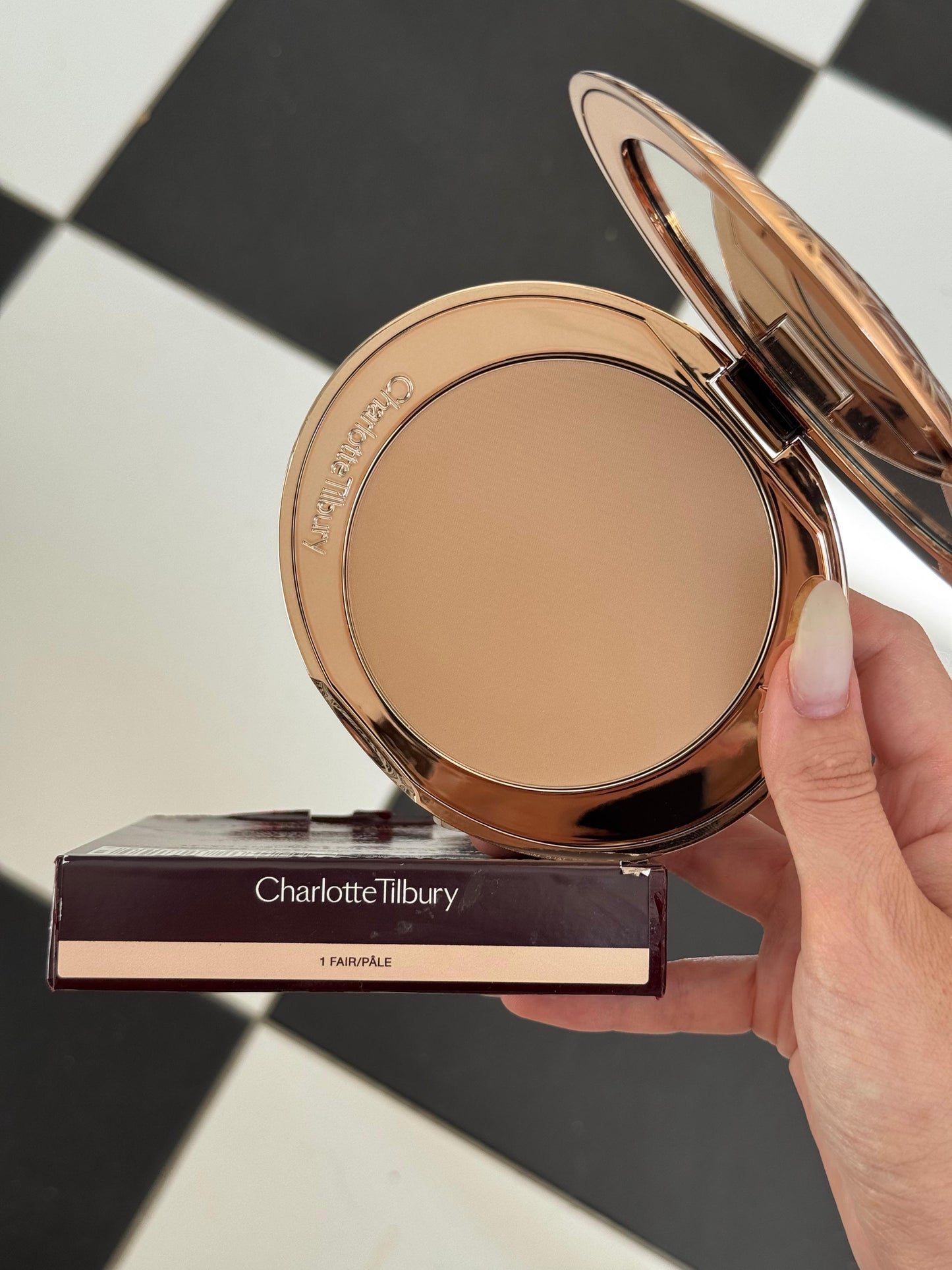 CHARLOTTE TILBURY Airbrush Bronzer (1)
Matte Bronzing Filter For Face And Body