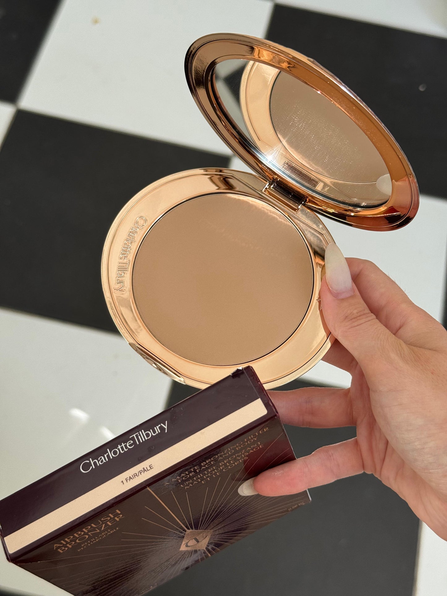 CHARLOTTE TILBURY Airbrush Bronzer (1)
Matte Bronzing Filter For Face And Body