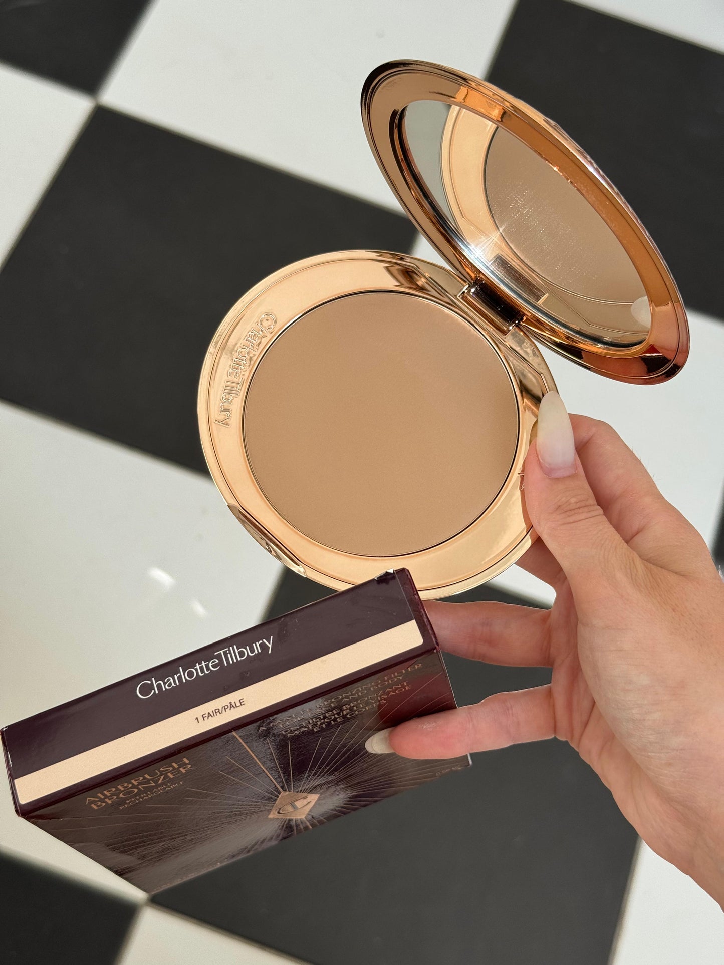 CHARLOTTE TILBURY Airbrush Bronzer (1)
Matte Bronzing Filter For Face And Body