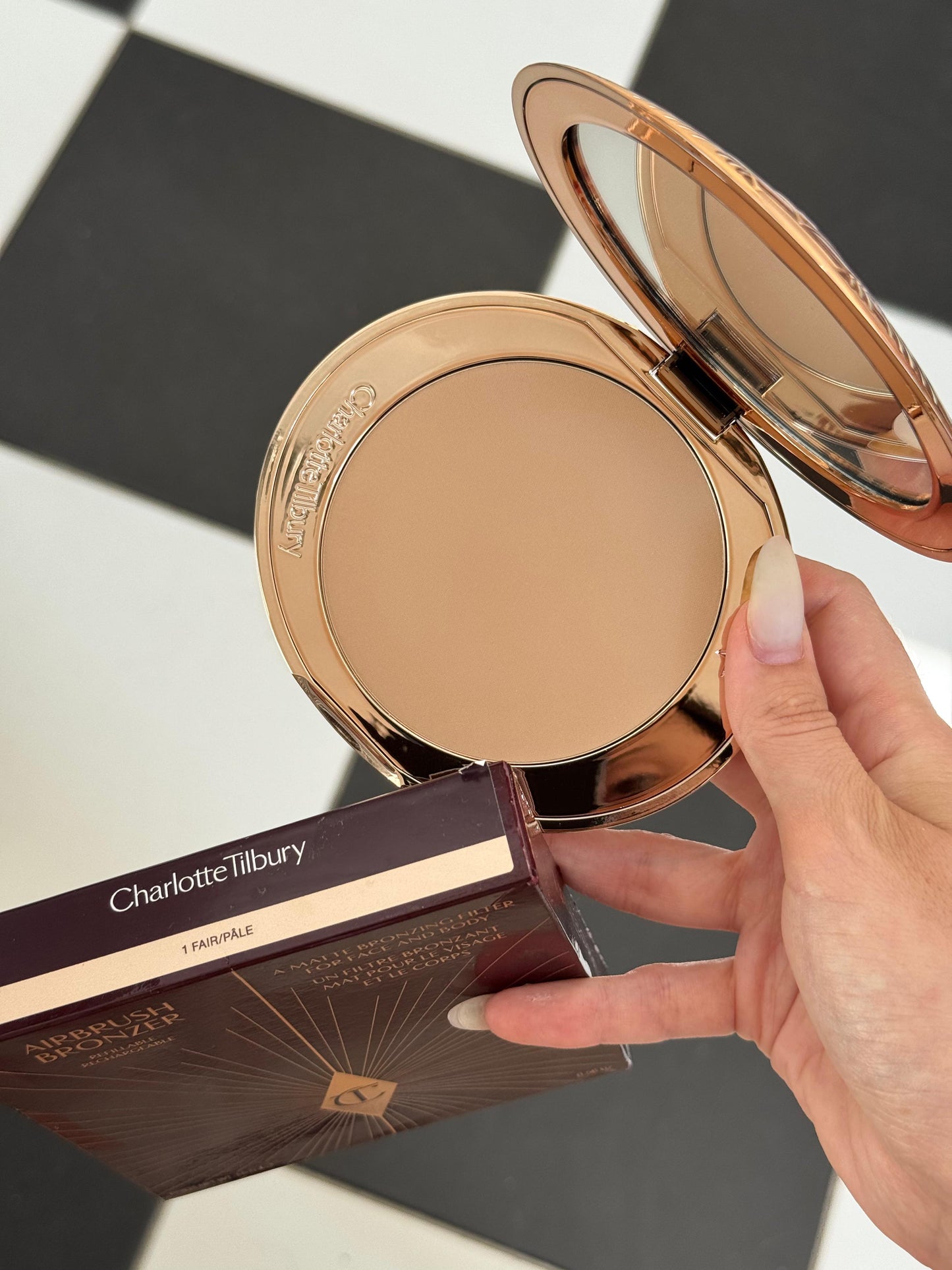 CHARLOTTE TILBURY Airbrush Bronzer (1)
Matte Bronzing Filter For Face And Body