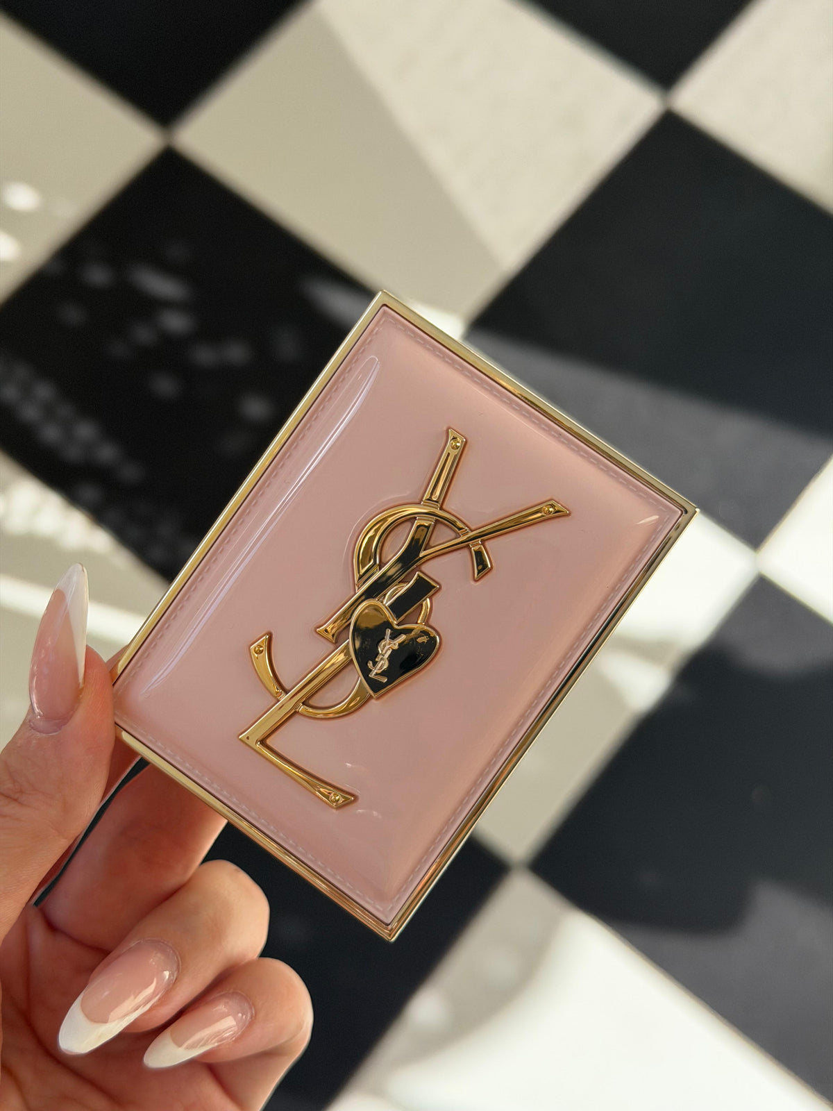 YSL Couture Clutch Collector (461)
High Intensity Pigments Longwear & Comfort