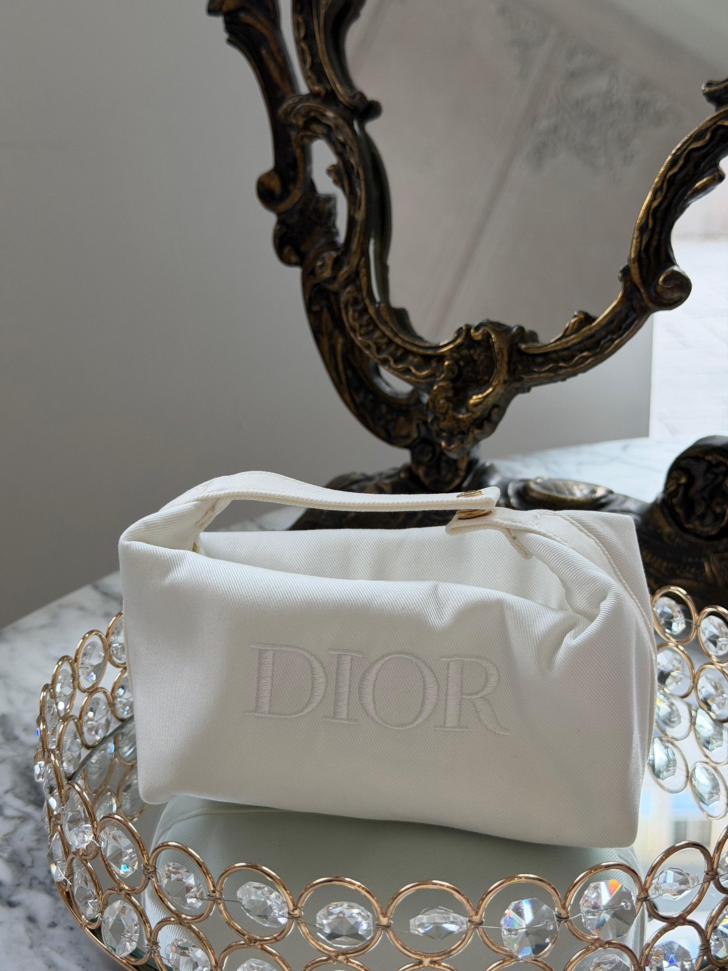 DIOR
Beauty Handle White Pouch Gift