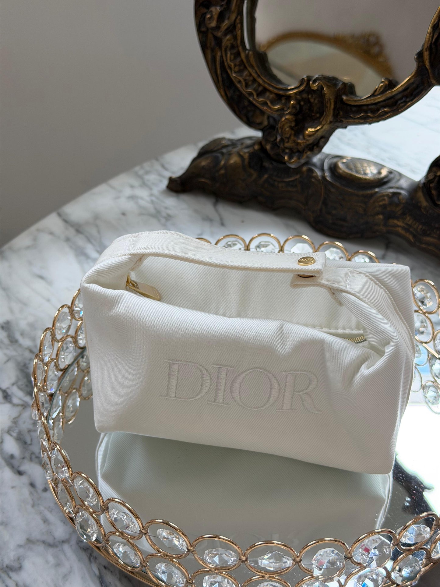DIOR
Beauty Handle White Pouch Gift