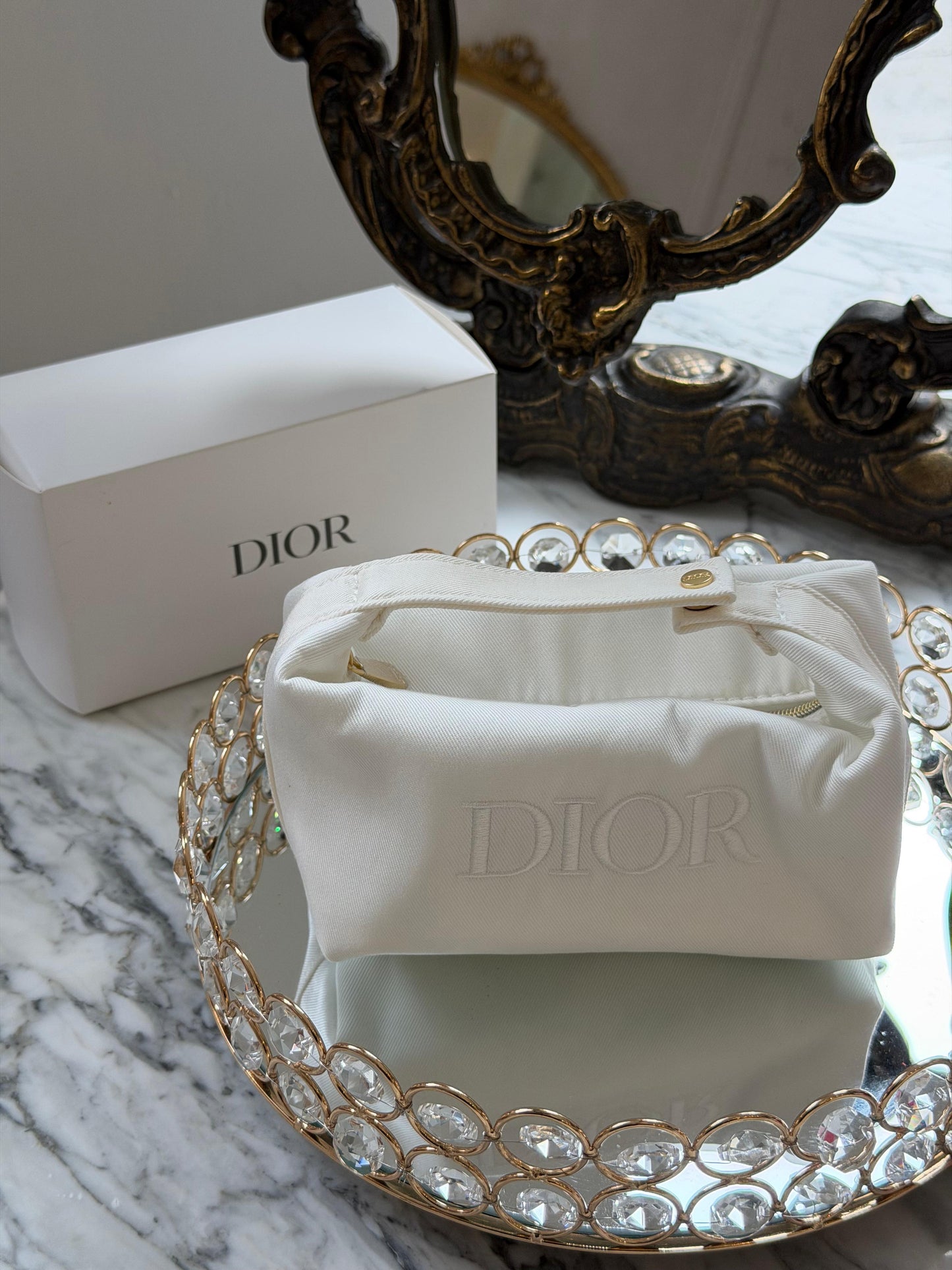 DIOR
Beauty Handle White Pouch Gift