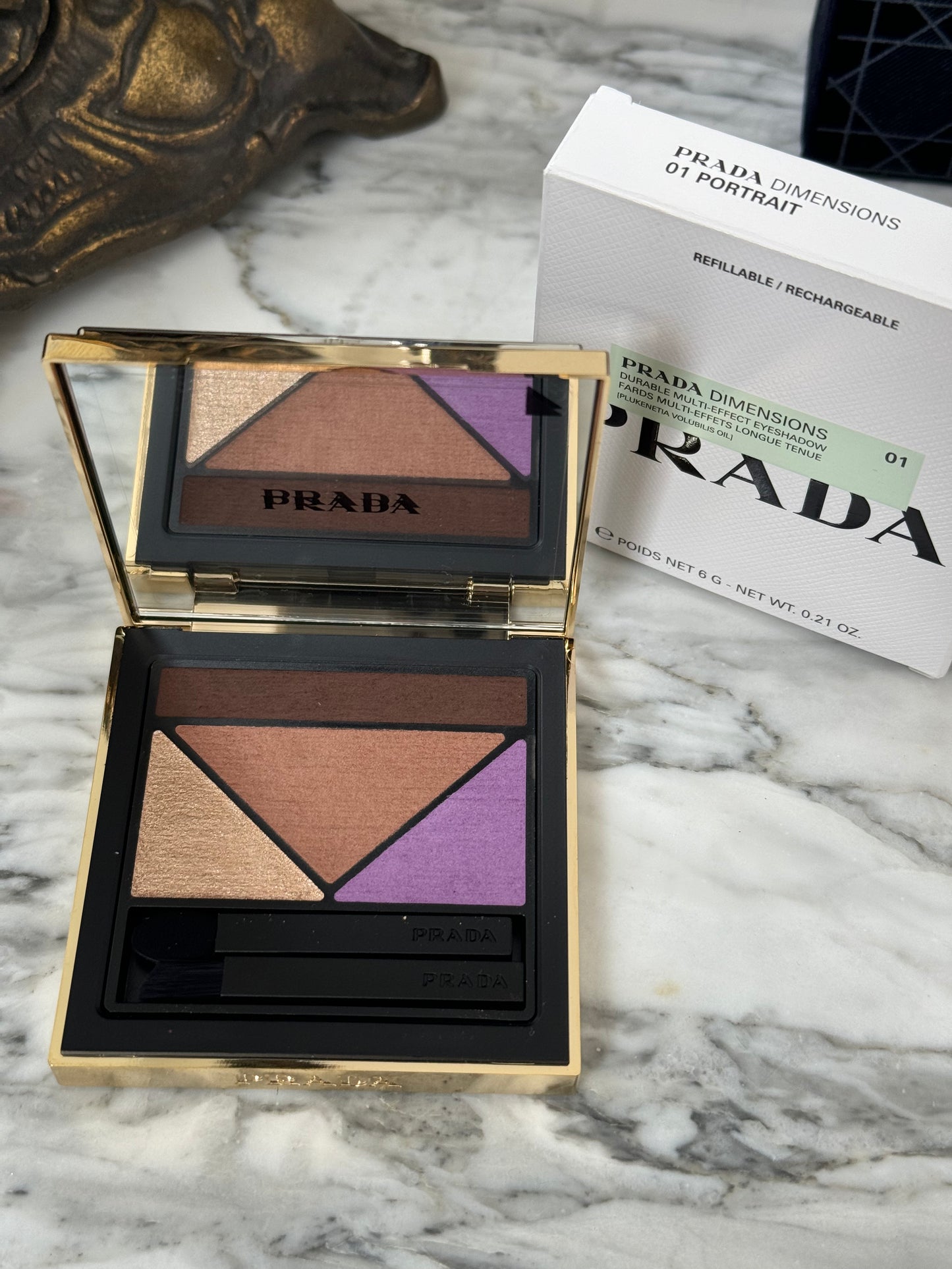 PRADA Dimensions
Durable Multi-Effect Eyeshadow (01)