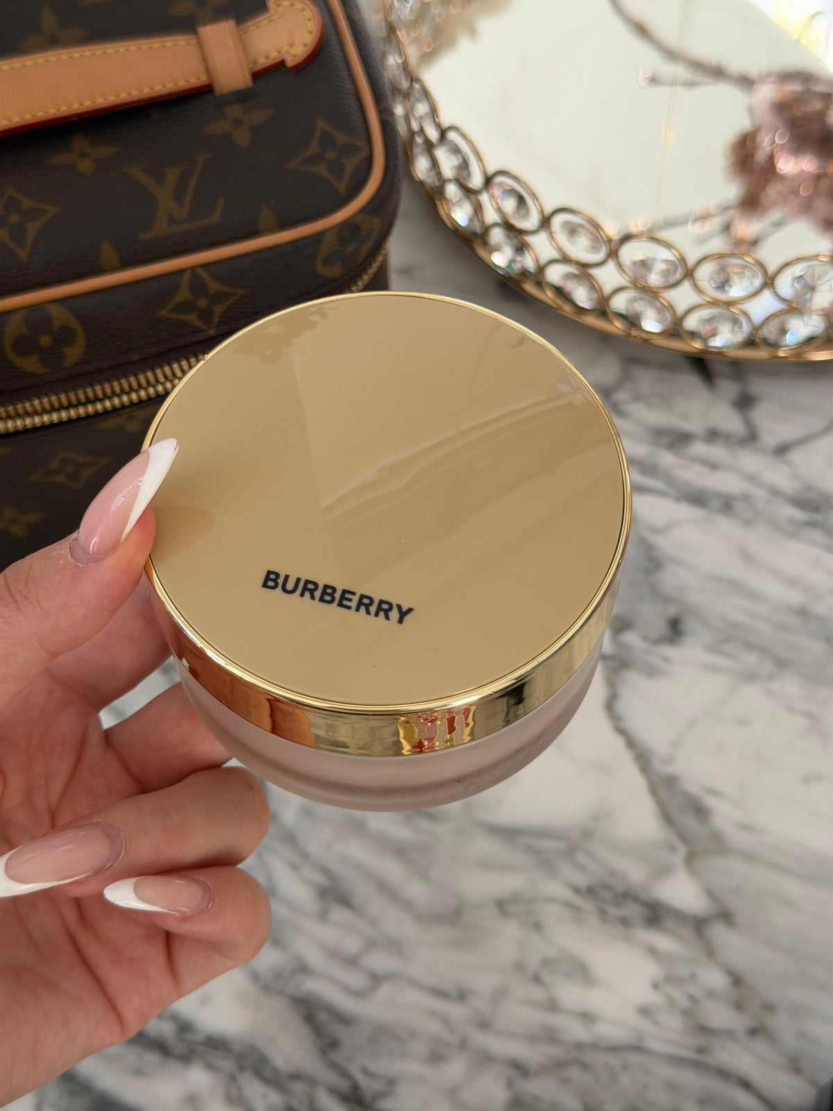 BURBERRY Beyond Wear (02)
Finishing & Smoothing Loose Powder